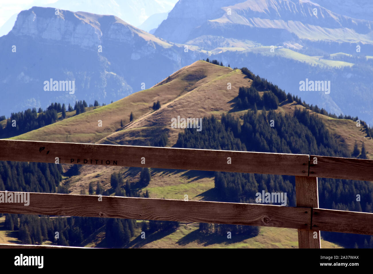 Vue panoramique vue paysage de prairies, de montagnes et de pics enneigés de la Montagne Rigi Kulm, haut de Mont Rigi en Suisse Banque D'Images