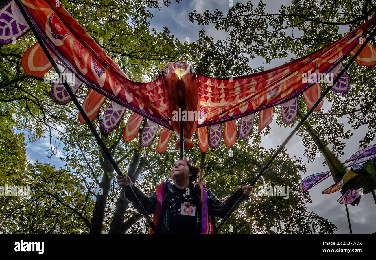 Un marionnettiste se prépare avant de prendre part à la parade de marionnettes, l'un des points forts de la marionnette Festival à Skipton le Yorkshire. Banque D'Images