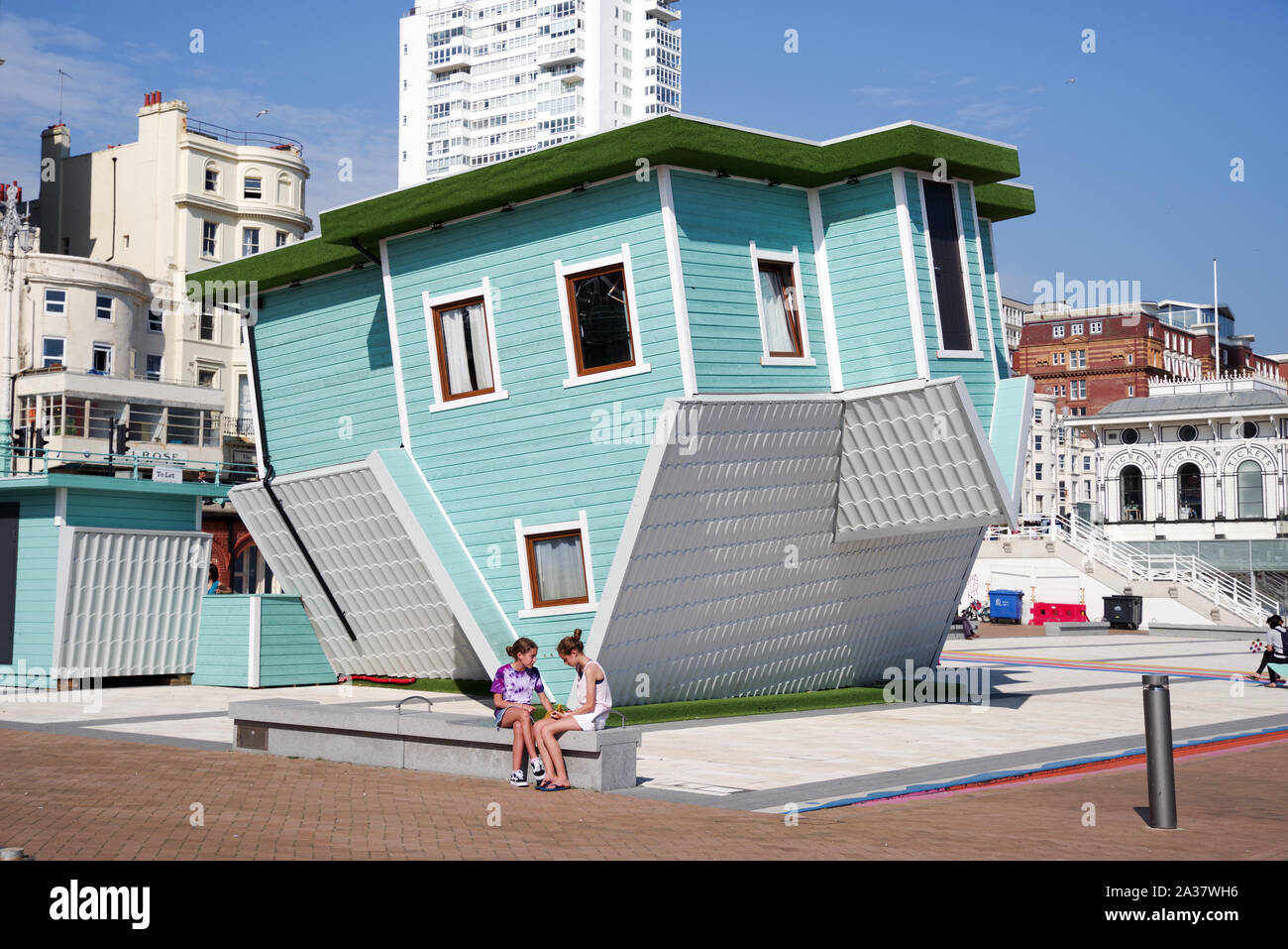 Maison à l'envers à Brighton (UK) sur un jour d'été ensoleillé Banque D'Images