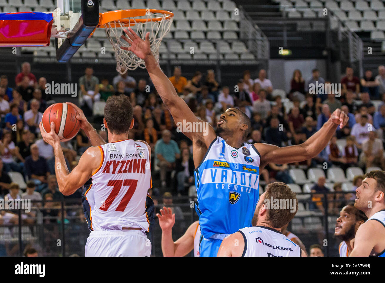 Roma, Italie, 06 octobre 2019, Wesley saunders , vanoli cremona panier, Tomáš ostacola kyzlink , virtus roma, au cours de Virtus Roma vs Vanoli Cremona - panier de basket-ball italien une série Championship - Crédit : LPS/Carlo Cappuccitti/Alamy Live News Banque D'Images