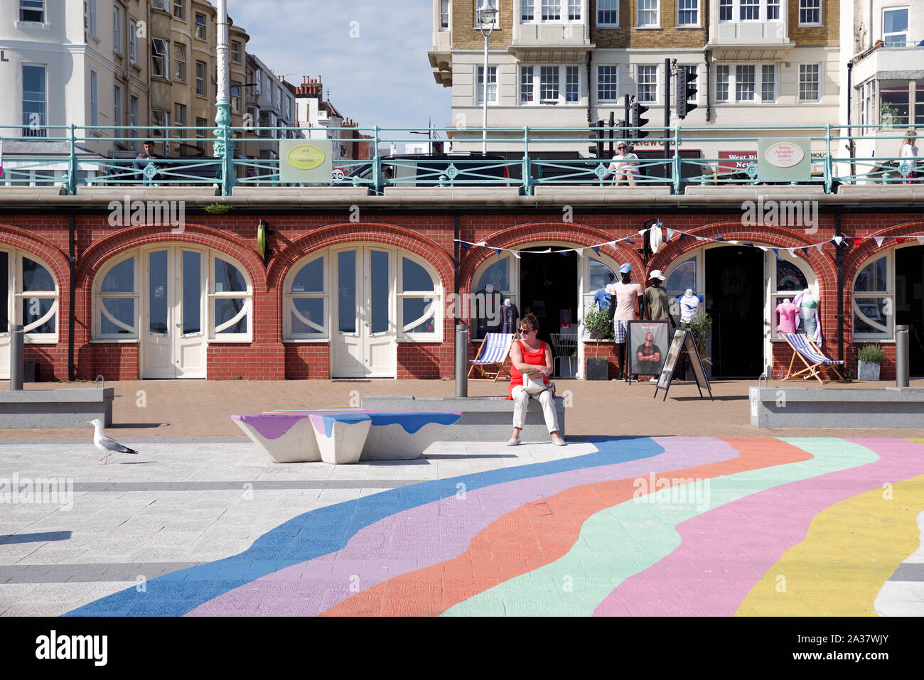 Bord de mer coloré de Brighton lors d'une journée d'été ensoleillée (East Sussex, Angleterre) Banque D'Images