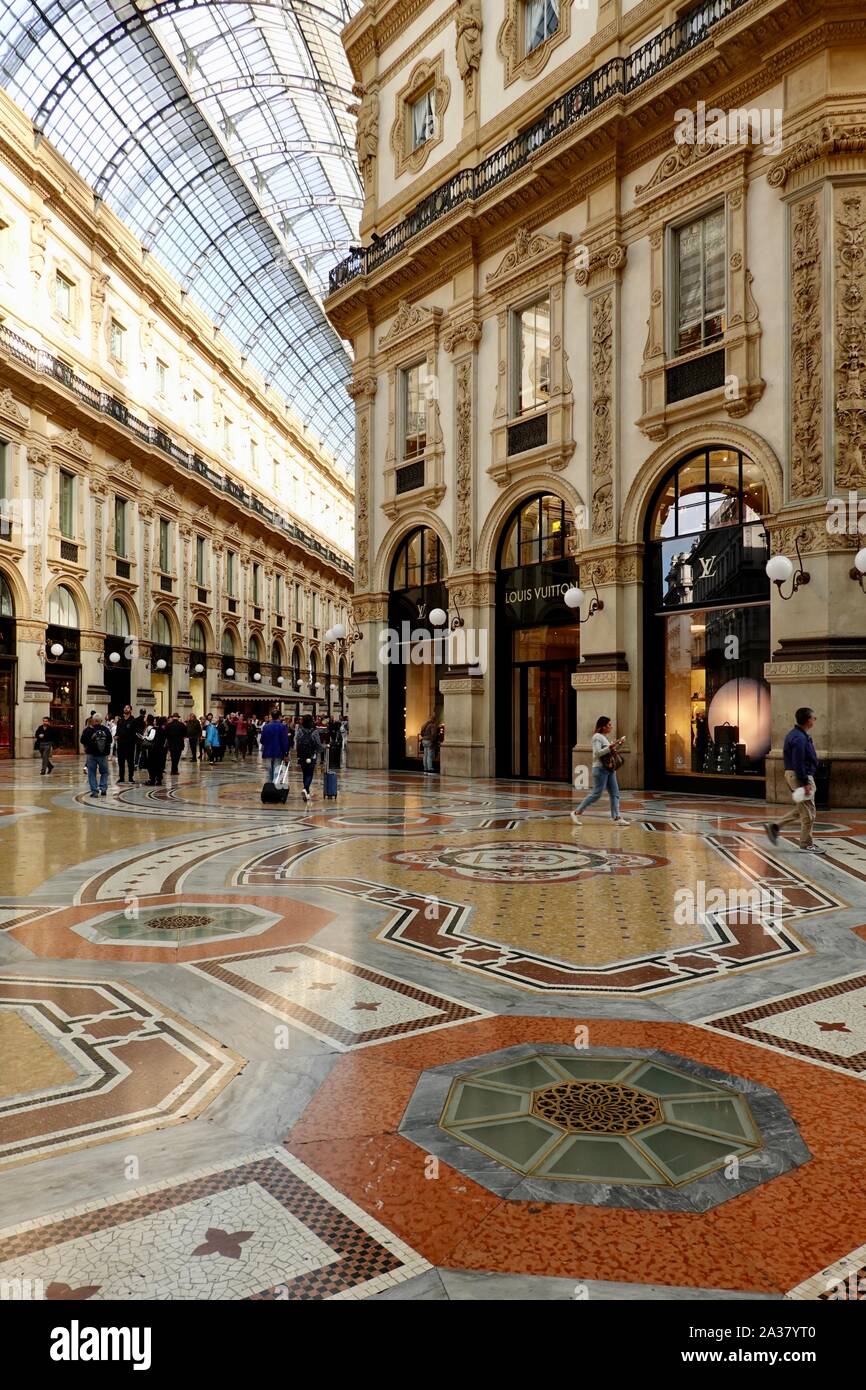 Clients à l'intérieur de la Galleria Vittorio Emanuele II, le plus ancien centre commercial actif d'Italie et un important point de repère de la ville, Milan, Italie. Banque D'Images