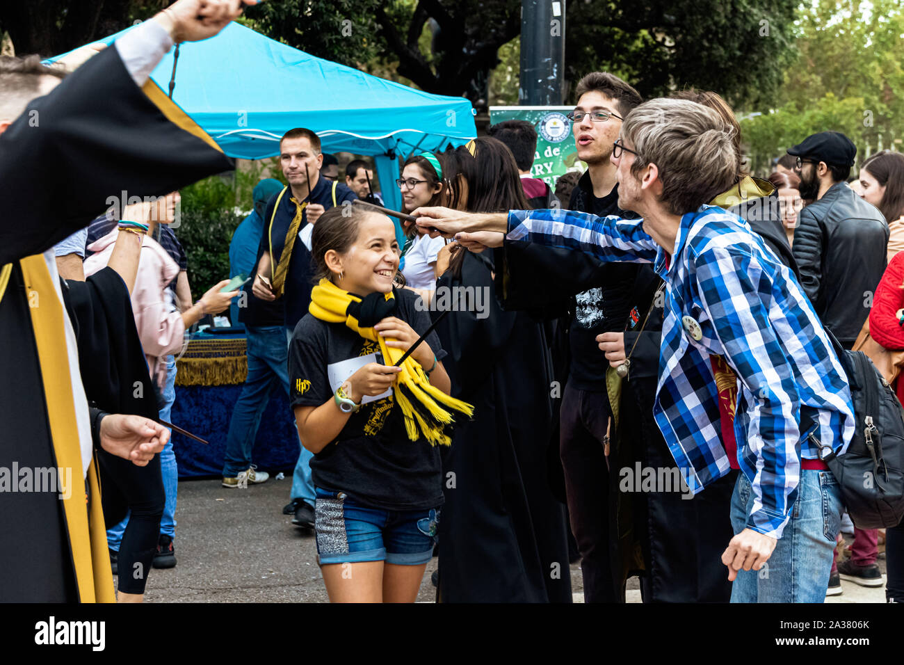 Barcelone, Catalogne, Espagne. 5ème Oct 2019. Un "tunnel" de baguettes magiques rend hommage à ceux qui ont terminé l'enregistrement., crédito : Nacho Sanchez/Alamy Crédit : Nacho Sánchez/Alamy Live News Banque D'Images