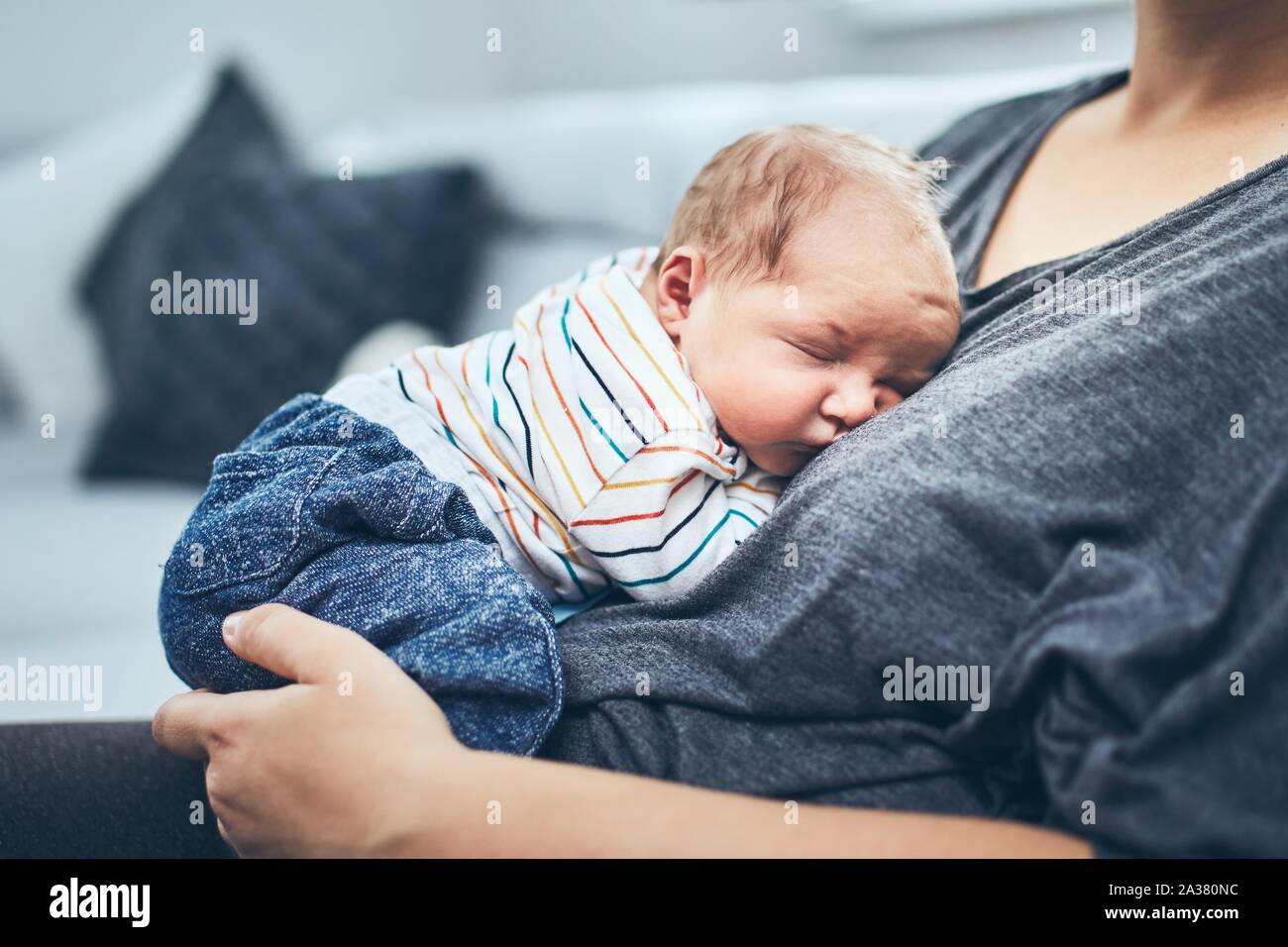 Mère avec nouveau-né. Femme tenant son fils âgé de 4 jours à la maison. Banque D'Images