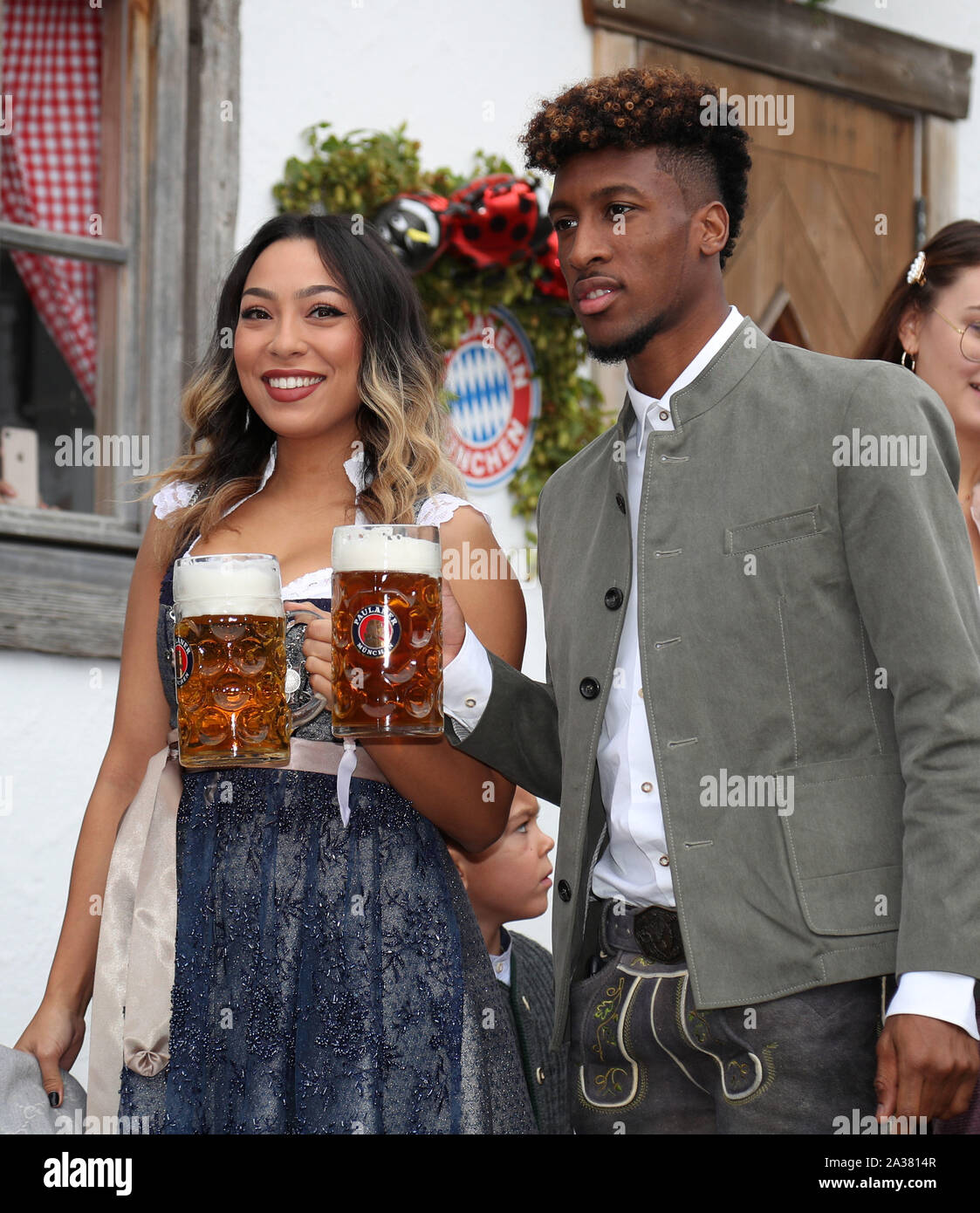 Munich, Allemagne. 06 Oct, 2019. Kingsley COMAN, FCB 29 avec l'équipe de petite amie FC BAYERN MUNICH fête de la bière Oktoberfest, visites en vêtements traditionnels Dirndl et Lederhose, cuir 1.ligue de soccer allemand, Munich, 06 octobre 2019 saison 2019/2020, FCB, München, Crédit : Peter Schatz/Alamy Live News Banque D'Images