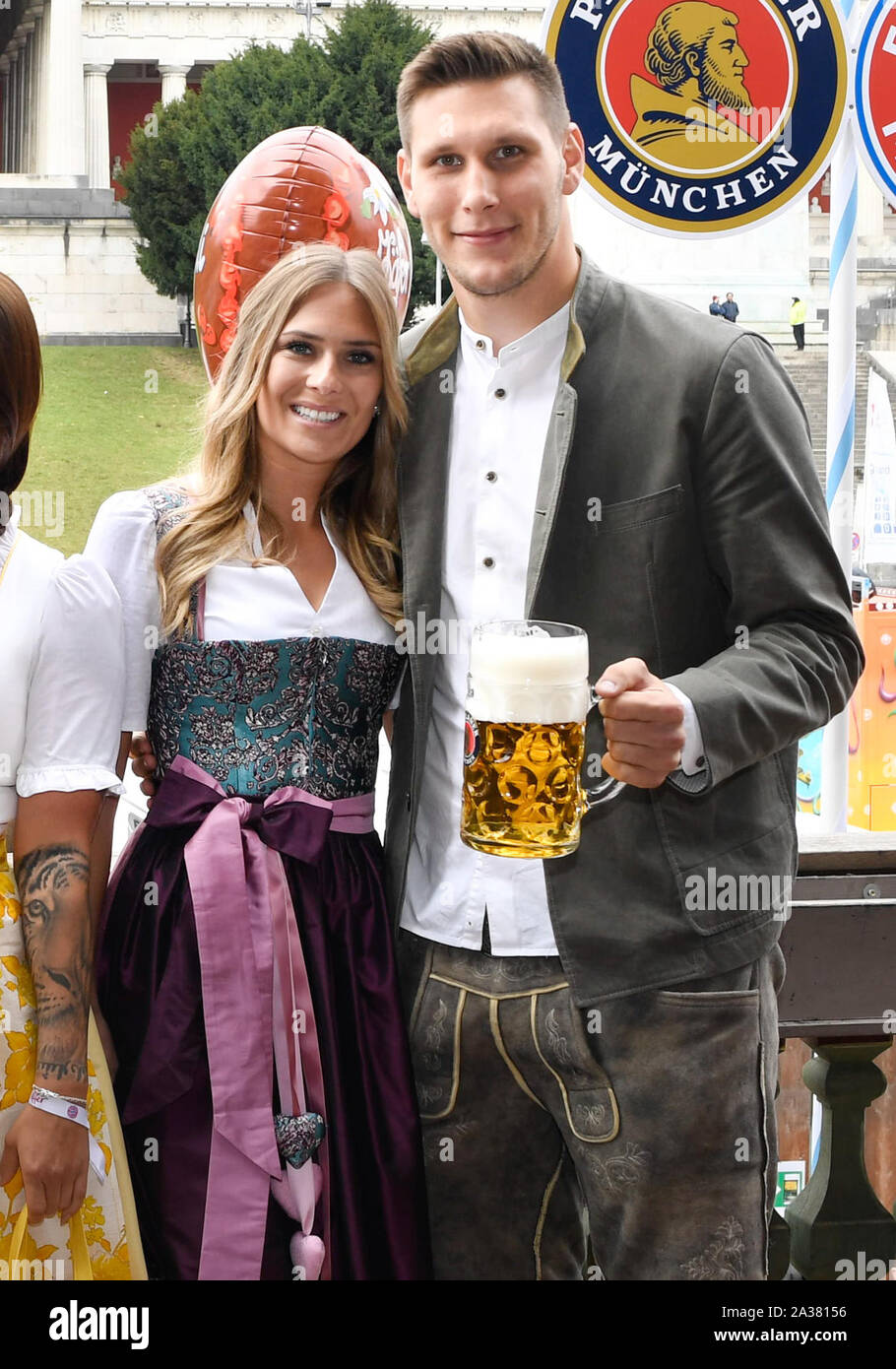 Munich, Allemagne. 06 Oct, 2019. Niklas SUELE, FCB 4 avec ma copine Melissa Dos-nu, de l'équipe FC BAYERN MUNICH fête de la bière Oktoberfest, visites en vêtements traditionnels Dirndl et Lederhose, cuir 1.ligue de soccer allemand, Munich, 06 octobre 2019 saison 2019/2020, FCB, München, Crédit : Peter Schatz/Alamy Live News Banque D'Images