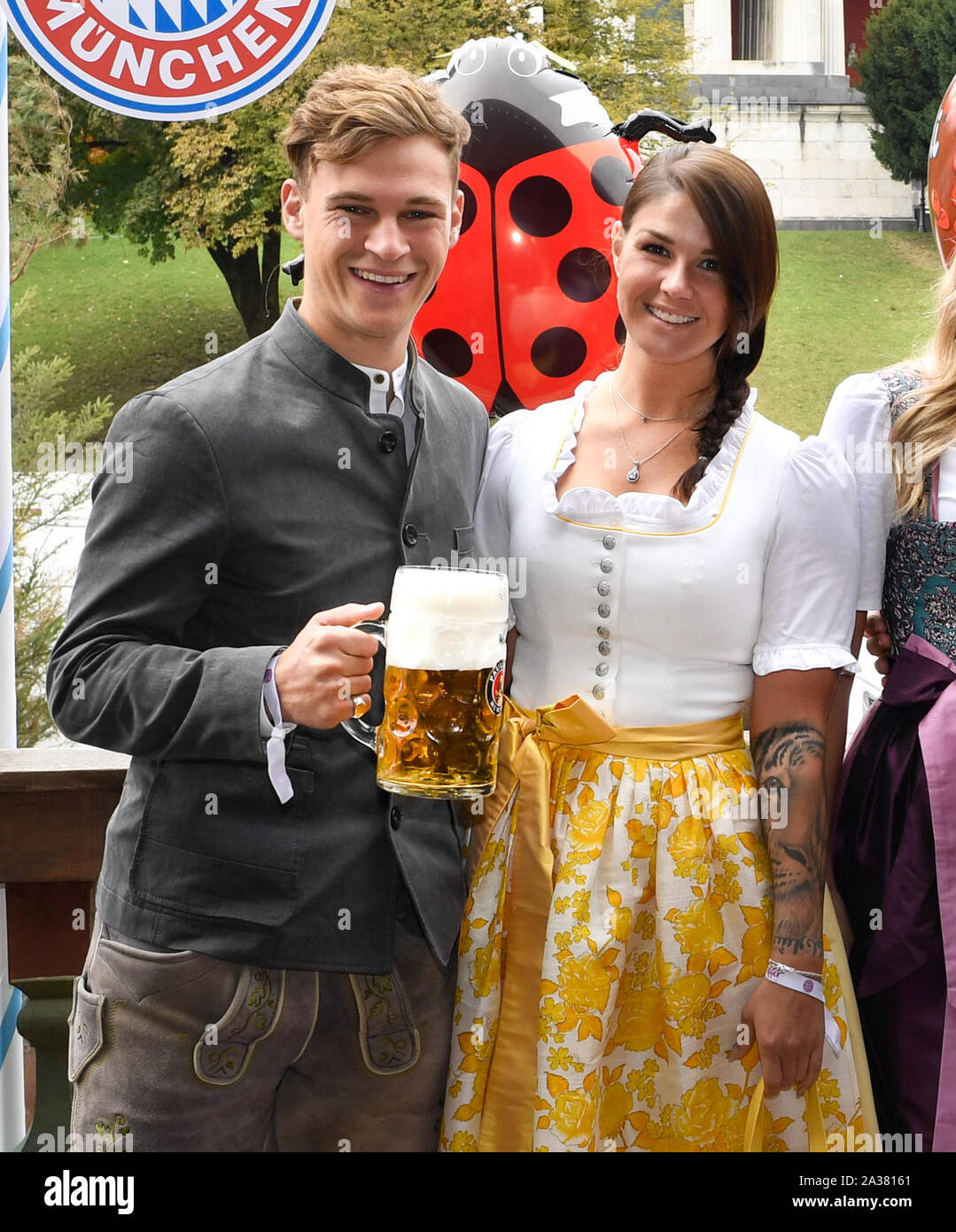 Munich, Allemagne. 06 Oct, 2019. Lina, petite amie de Josué KIMMICH, FCB 32 Team FC BAYERN MUNICH fête de la bière Oktoberfest, visites en vêtements traditionnels Dirndl et Lederhose, cuir 1.ligue de soccer allemand, Munich, 06 octobre 2019 saison 2019/2020, FCB, München, Crédit : Peter Schatz/Alamy Live News Banque D'Images
