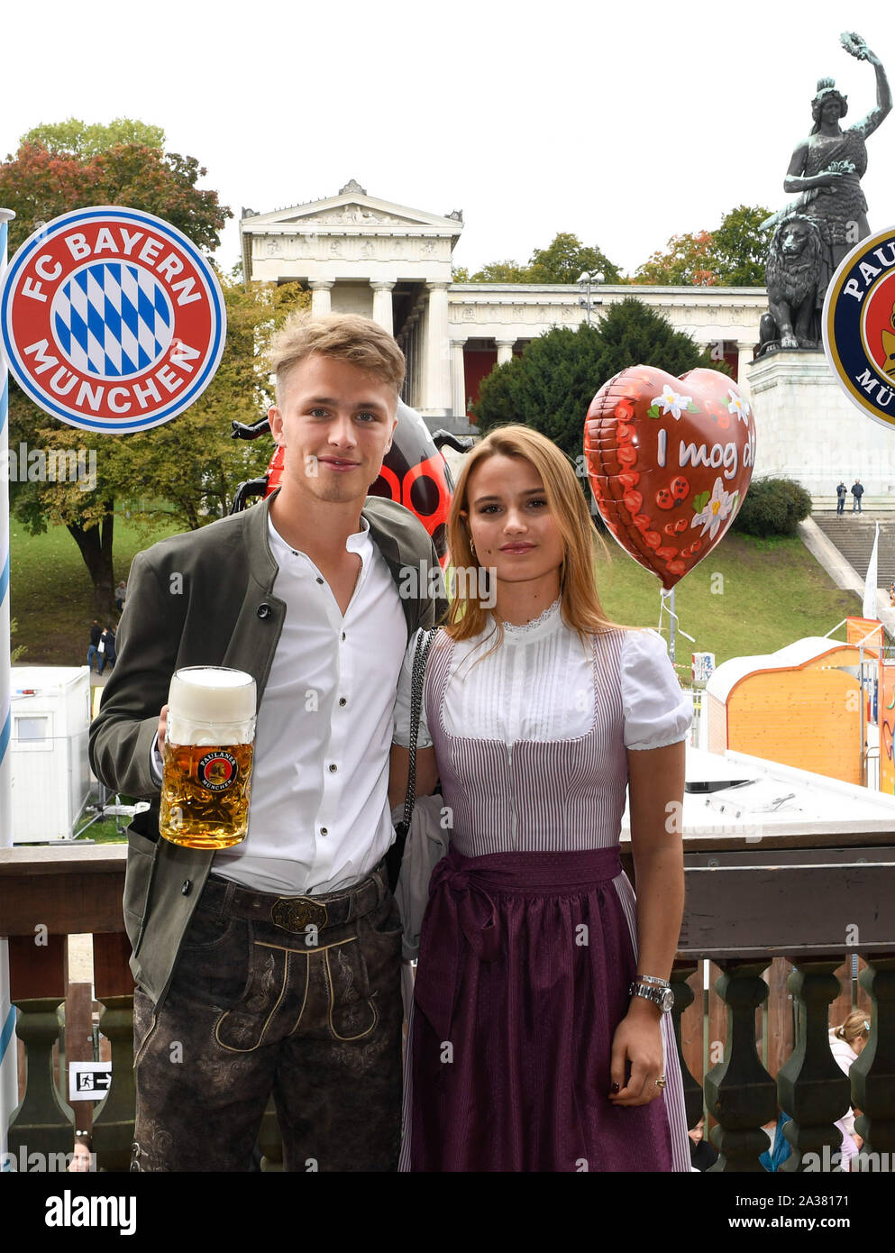 Munich, Allemagne. 06 Oct, 2019. Linda petite amie d'Jann-Fiete, FCB ARP 15 Team FC BAYERN MUNICH fête de la bière Oktoberfest, visites en vêtements traditionnels Dirndl et Lederhose, cuir 1.ligue de soccer allemand, Munich, 06 octobre 2019 saison 2019/2020, FCB, München, Crédit : Peter Schatz/Alamy Live News Banque D'Images