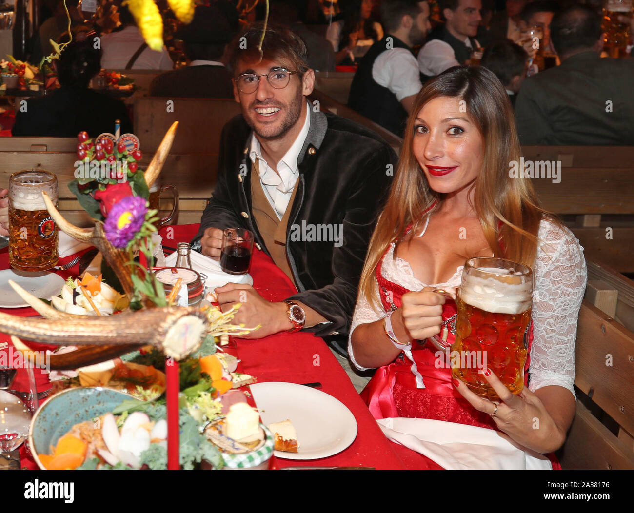 Munich, Allemagne. 06 Oct, 2019. Aline Brum, petite amie de Javi Martinez équipe FCB 8 FC BAYERN MUNICH fête de la bière Oktoberfest, visites en vêtements traditionnels Dirndl et Lederhose, cuir 1.ligue de soccer allemand, Munich, 06 octobre 2019 saison 2019/2020, FCB, München, Crédit : Peter Schatz/Alamy Live News Banque D'Images