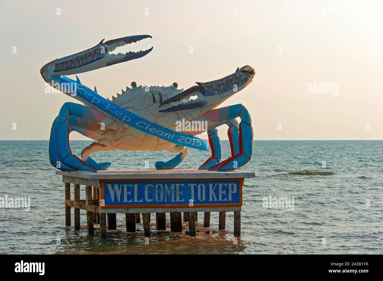 Kep, Cambodge - Janvier 2016 : grand bleu statue crabe de Kep dans la mer du Cambodge Banque D'Images