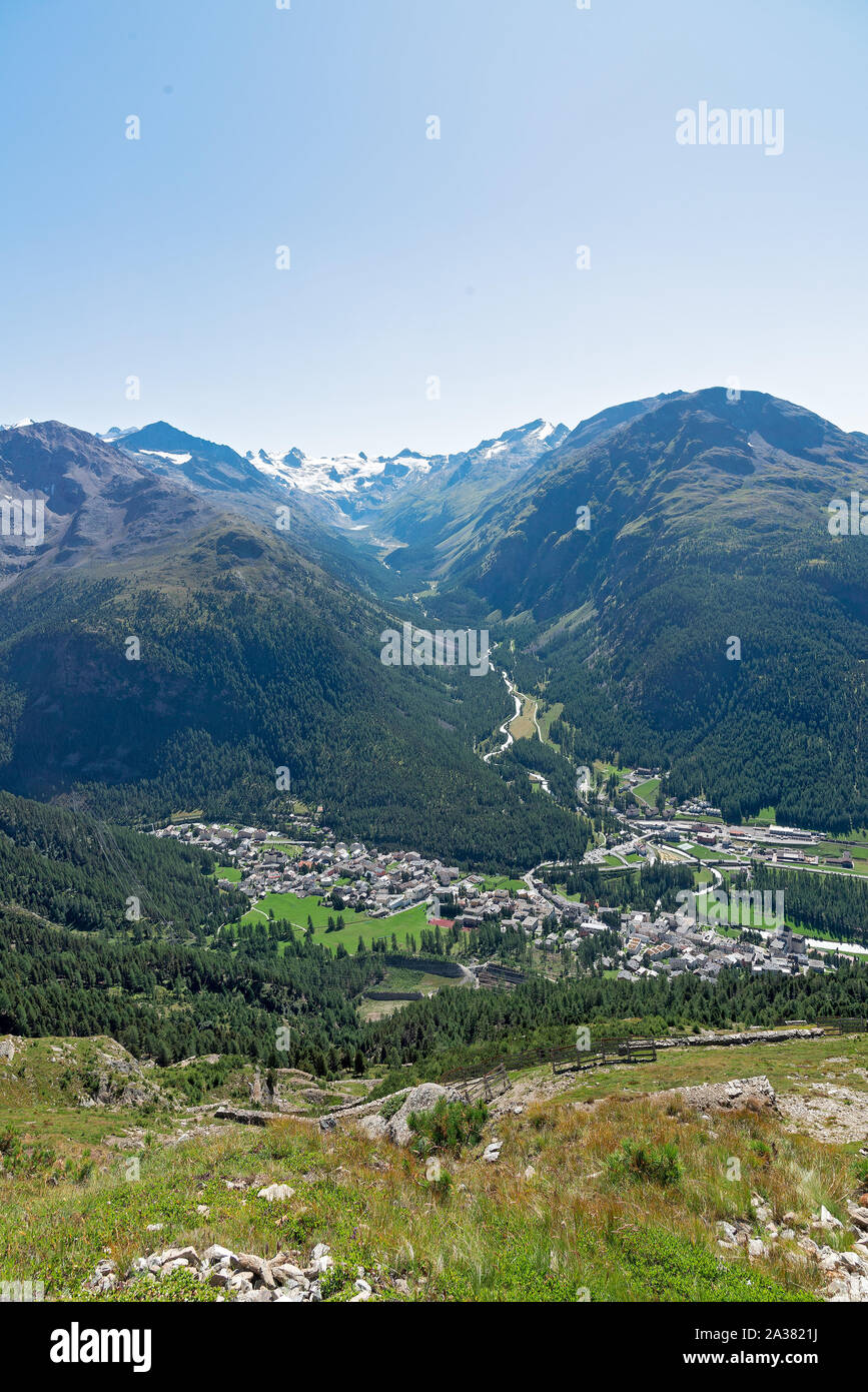 Vue panoramique de Pontresina et Val Roseg vu depuis le refuge de Segantini Banque D'Images