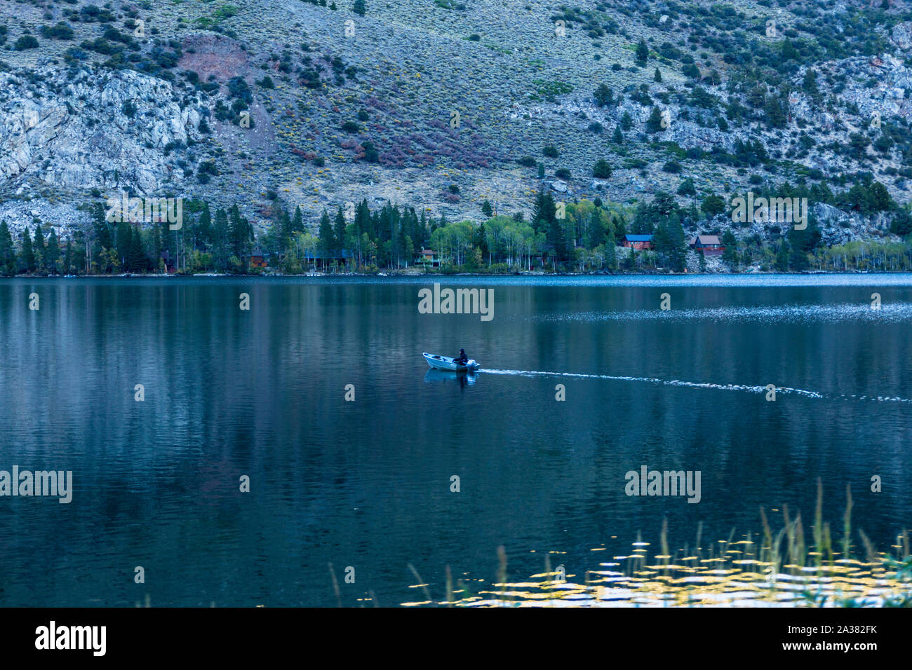 Lac d'argent dans la boucle du lac Juin en Mono County California USA est de la Sierra Nevada Banque D'Images