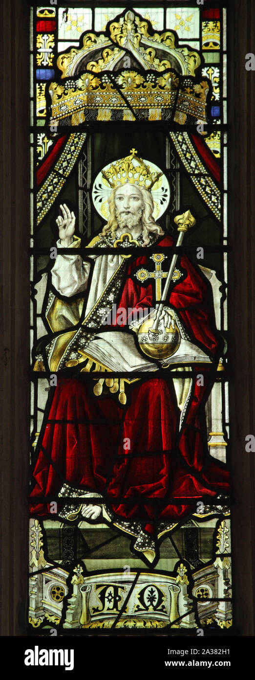 Un vitrail représentant le Christ en majesté, L'église St Mary, Whitchurch, Warwickshire, en Angleterre. Artiste fenêtre T F Curtis de Ward et Hughes. Banque D'Images