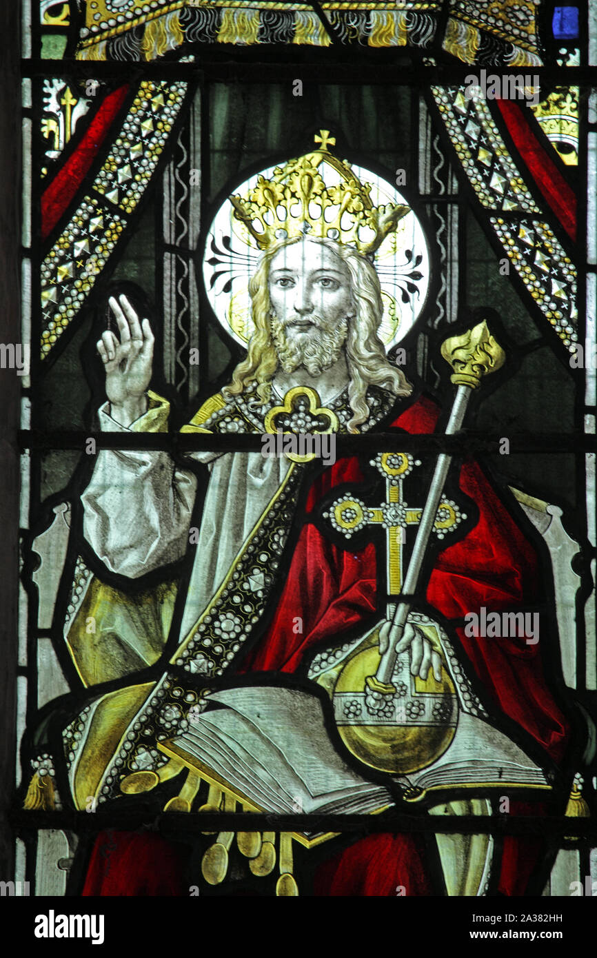 Un vitrail représentant le Christ en majesté, L'église St Mary, Whitchurch, Warwickshire, en Angleterre. Artiste fenêtre T F Curtis de Ward et Hughes. Banque D'Images