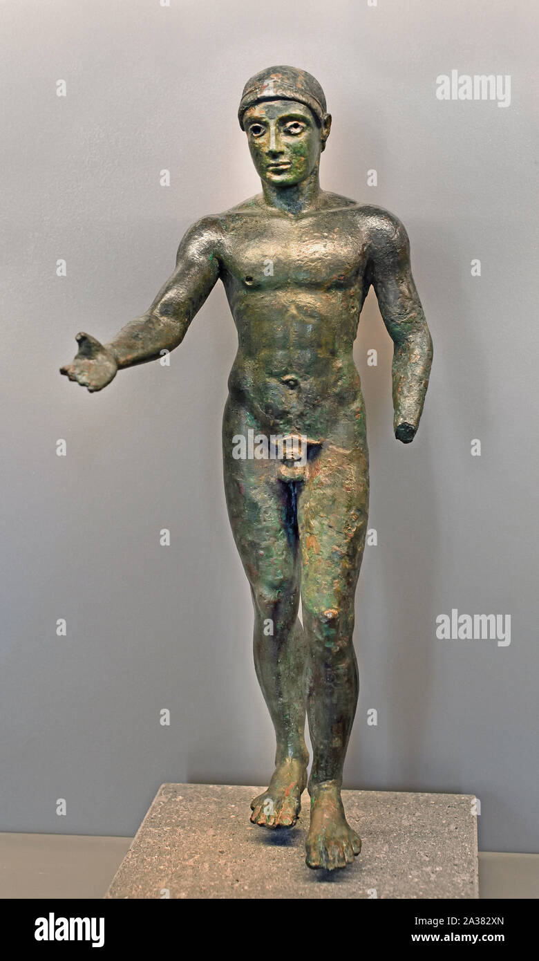 Un athlète victorieux faisant une libation 470 BC Origine : Phocide, Style Parian H. 27,20 cm., grec, la Grèce, l'athlétisme, Jeux Olympiques, jeux, ( Bronze) Banque D'Images