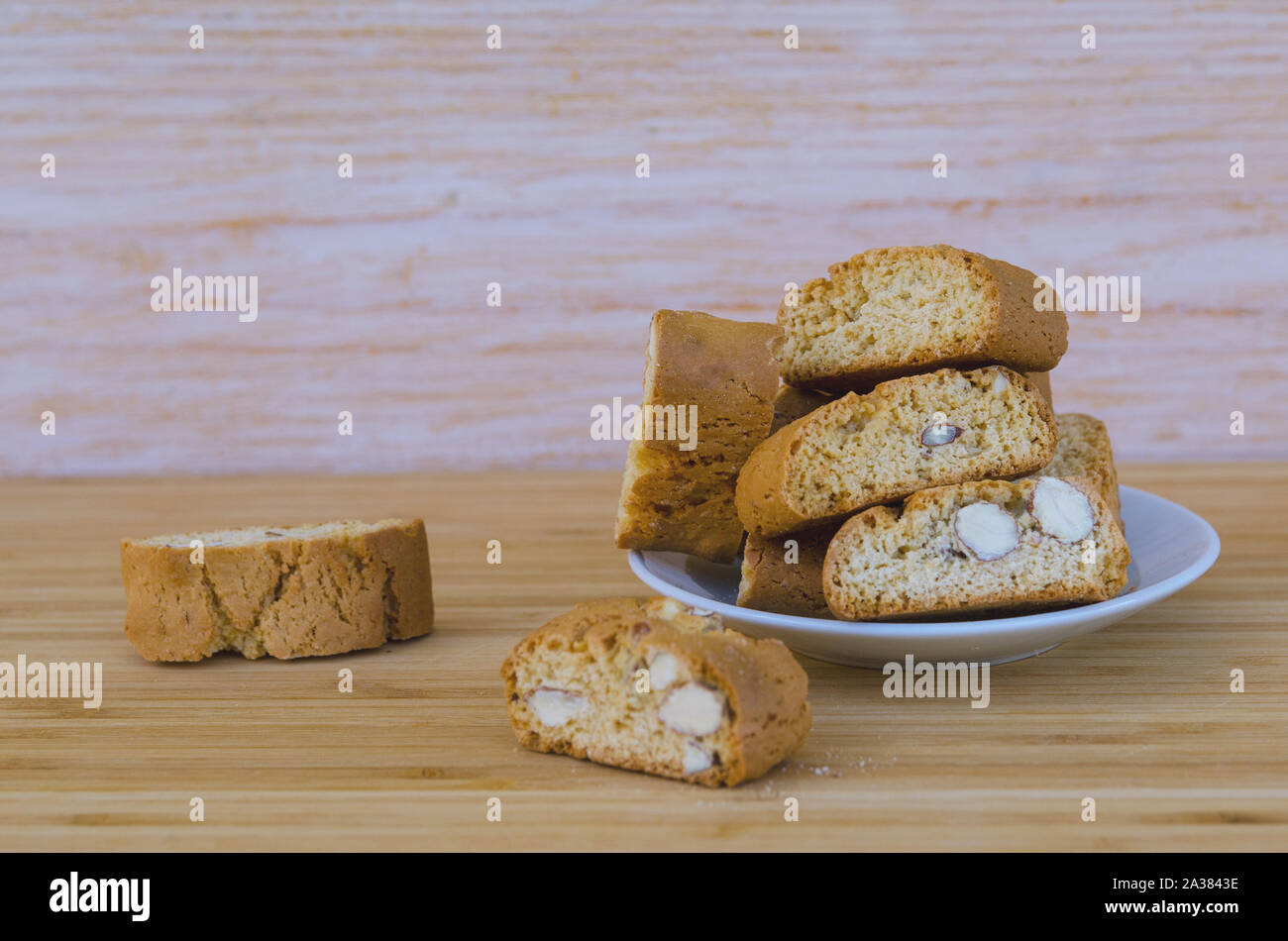 Biscotti fait maison cantuccini ou cantucci italiens typiques, des biscuits ou des bonbons aux amandes cookies sur table en bois. Banque D'Images