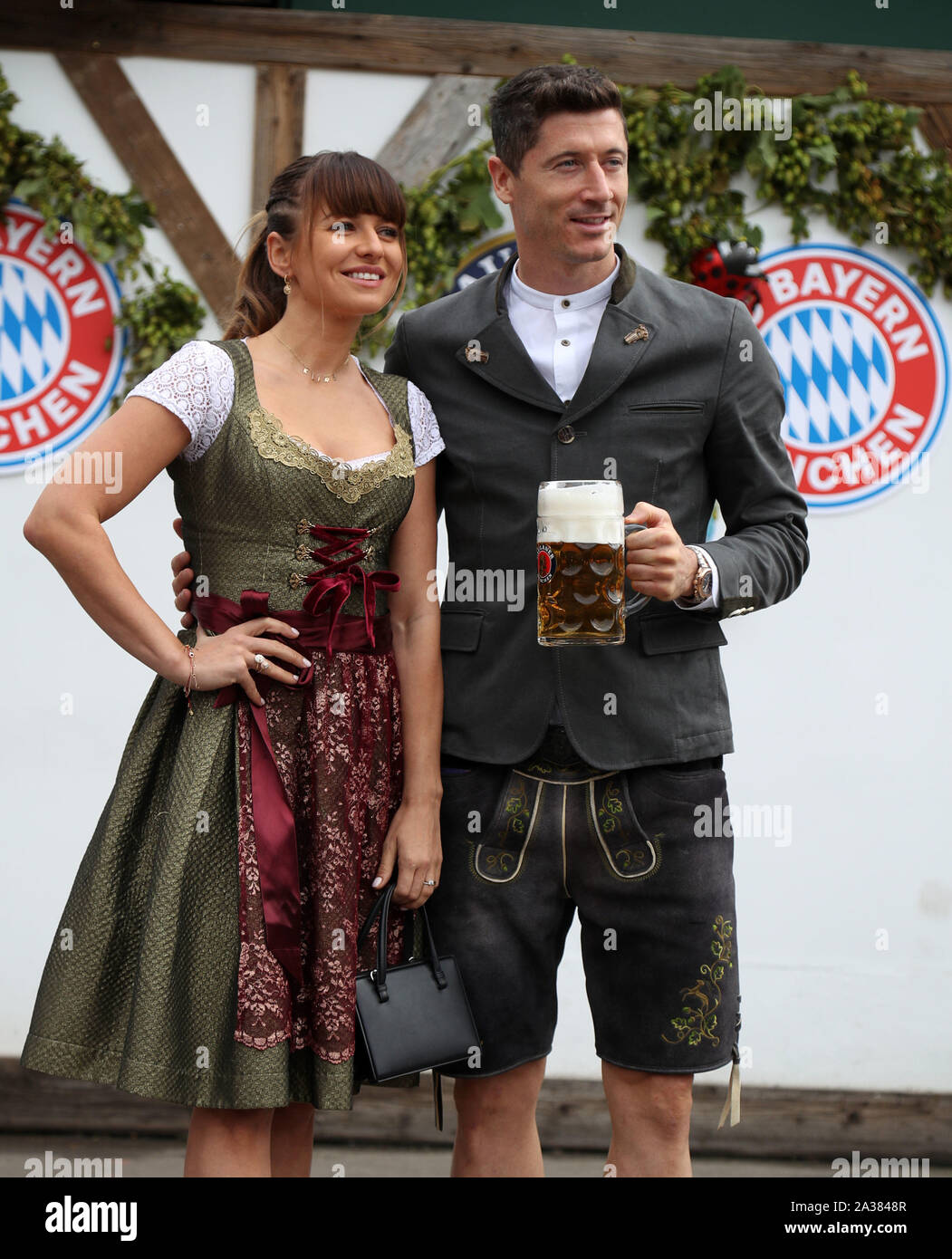 Munich, Allemagne. 06 Oct, 2019. Robert LEWANDOWSKI (Bayern Munich) avec son épouse Anna. Football FC Bayern Munich, l'Oktoberfest traditionnelle visite dans la Kaefer Schenke, sur 06.10.2019 dans Muenchen/Allemagne. Utilisation dans le monde entier | Credit : dpa/Alamy Live News Banque D'Images