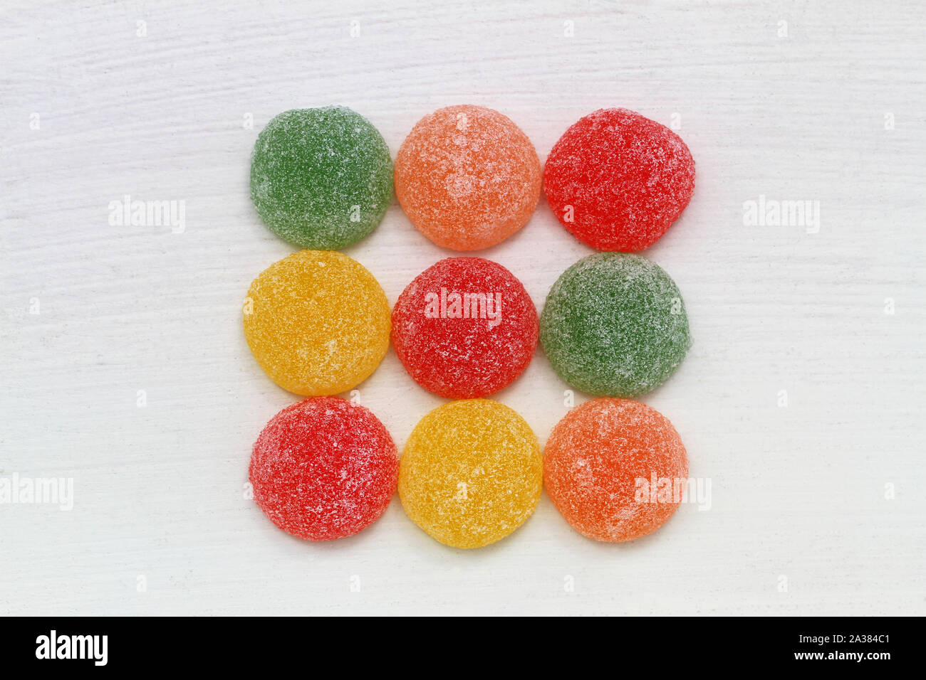 Boules jelly sur bois blanc Banque D'Images