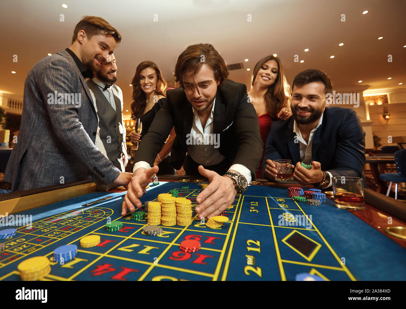 Jouer à jeu happy guy un casino roulette Banque D'Images