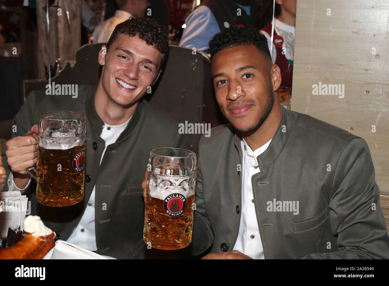 Munich, Allemagne. 06 Oct, 2019. v.li:Benjamin PAVARD (Bayern Munich), Corentin TOLISSO (Bayern Munich). Football FC Bayern Munich, l'Oktoberfest traditionnelle visite dans la Kaefer Schenke, sur 06.10.2019 dans Muenchen/Allemagne. Utilisation dans le monde entier | Credit : dpa/Alamy Live News Banque D'Images