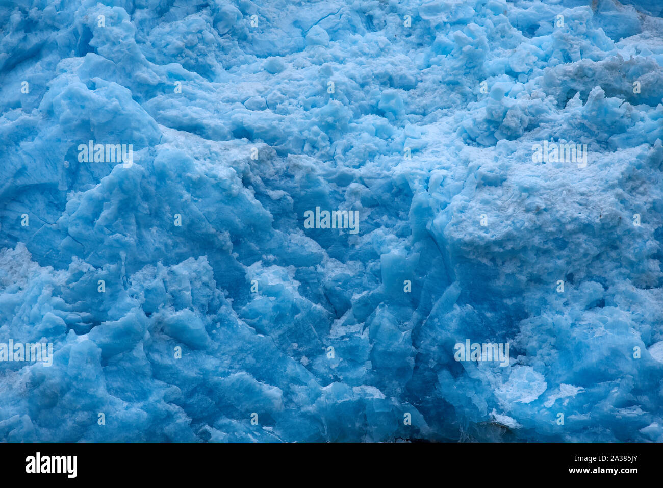 Grandes blocs de glace du glacier du Nord-Ouest, de couleur bleu intense, lors d'une journée de fonte en été. Banque D'Images