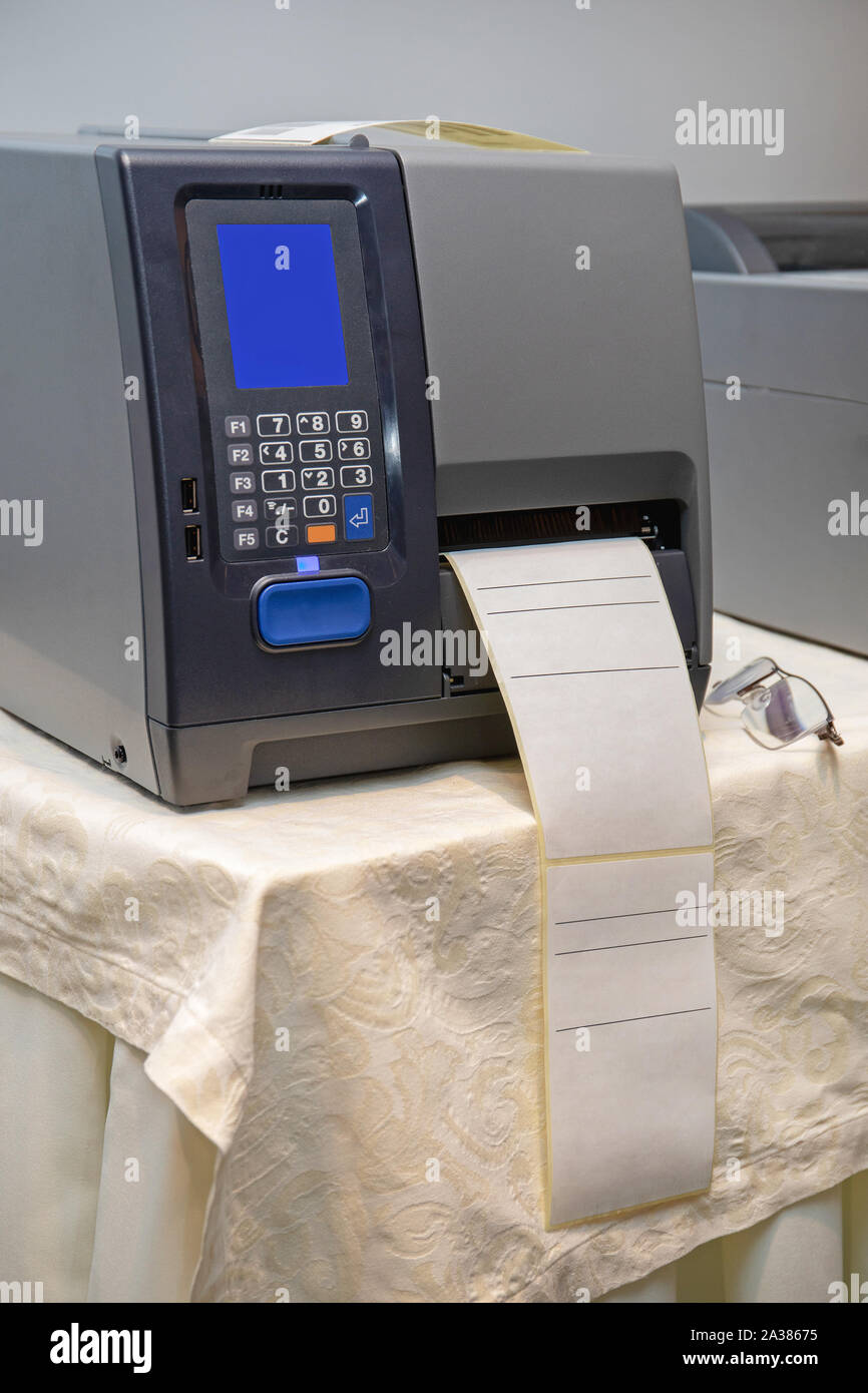 L'imprimante d'étiquettes codes à barres pour l'équipement d'entrepôt de distribution Banque D'Images