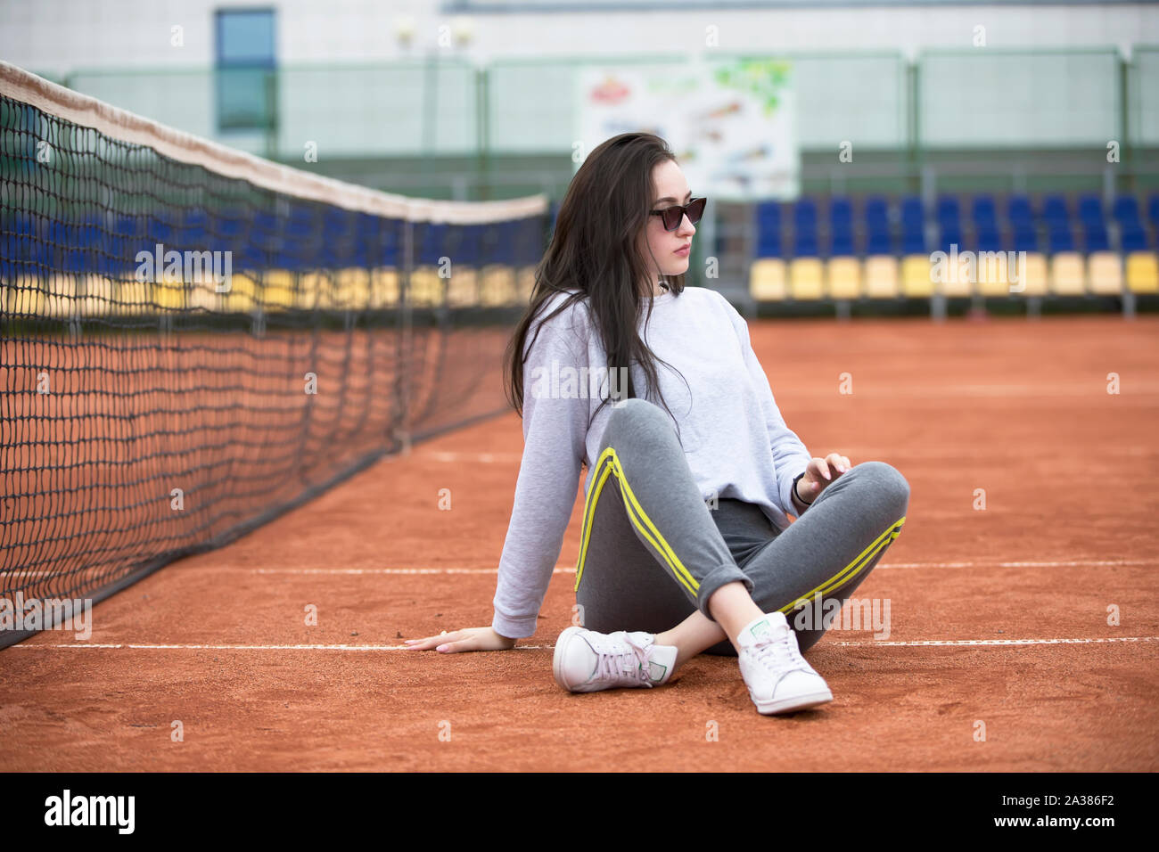 Belle jeune fille dans le stade de tennis.femme Sport Photo Stock - Alamy