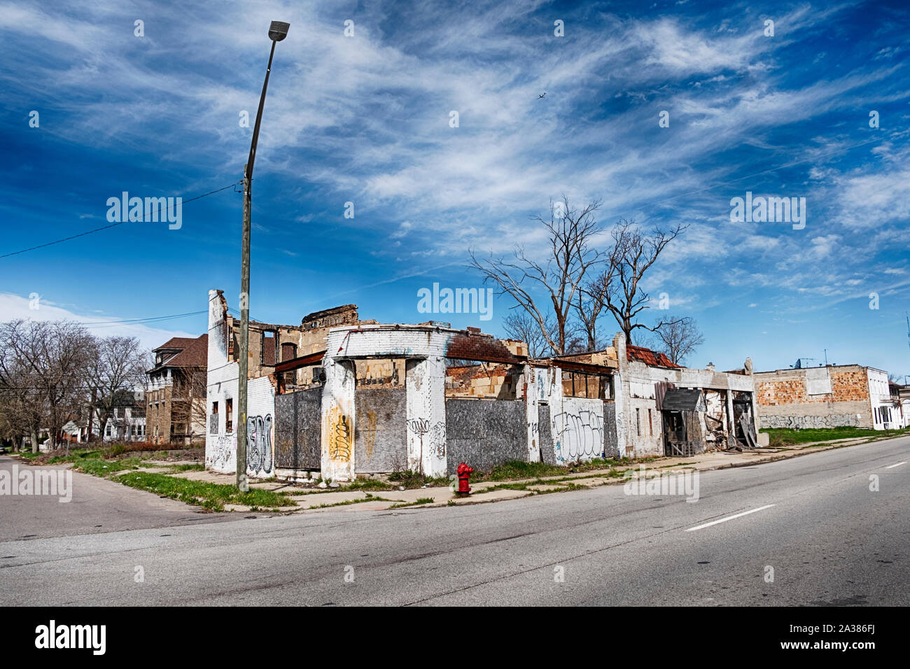 DETROIT, MICHIGAN - 27 avril 2019 : un dépanneur sur Hamilton Avenue à Detroit est symbolique de la dégradation du milieu urbain. Banque D'Images