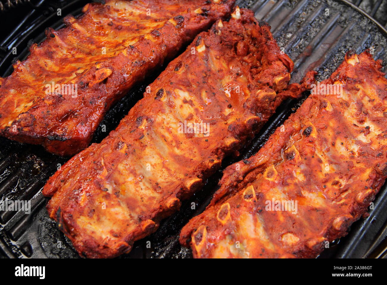 Délicieux spare ribs sur le grill Banque D'Images