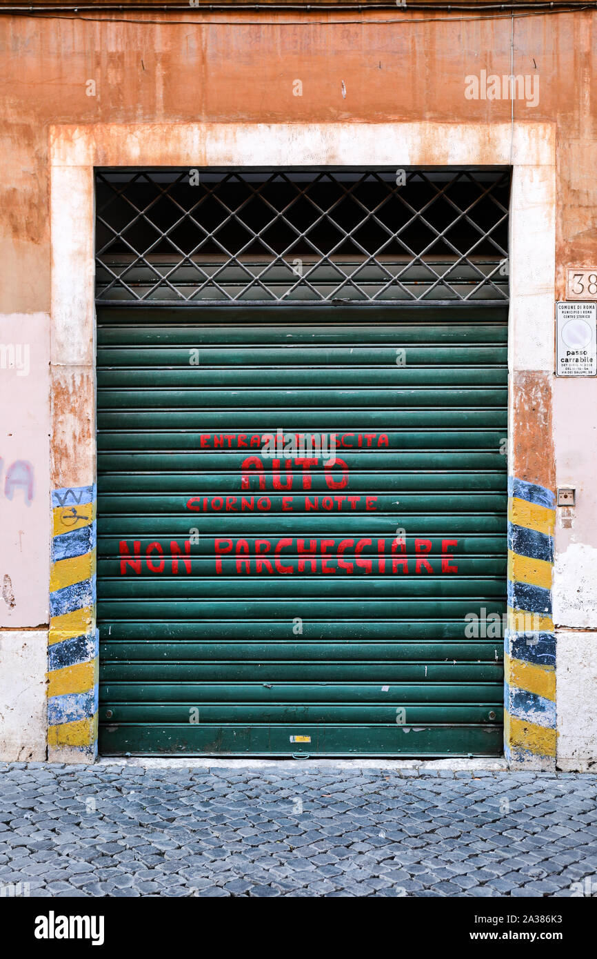 L'entrée et à la sortie. Jour et nuit. Pas de parking. Banque D'Images