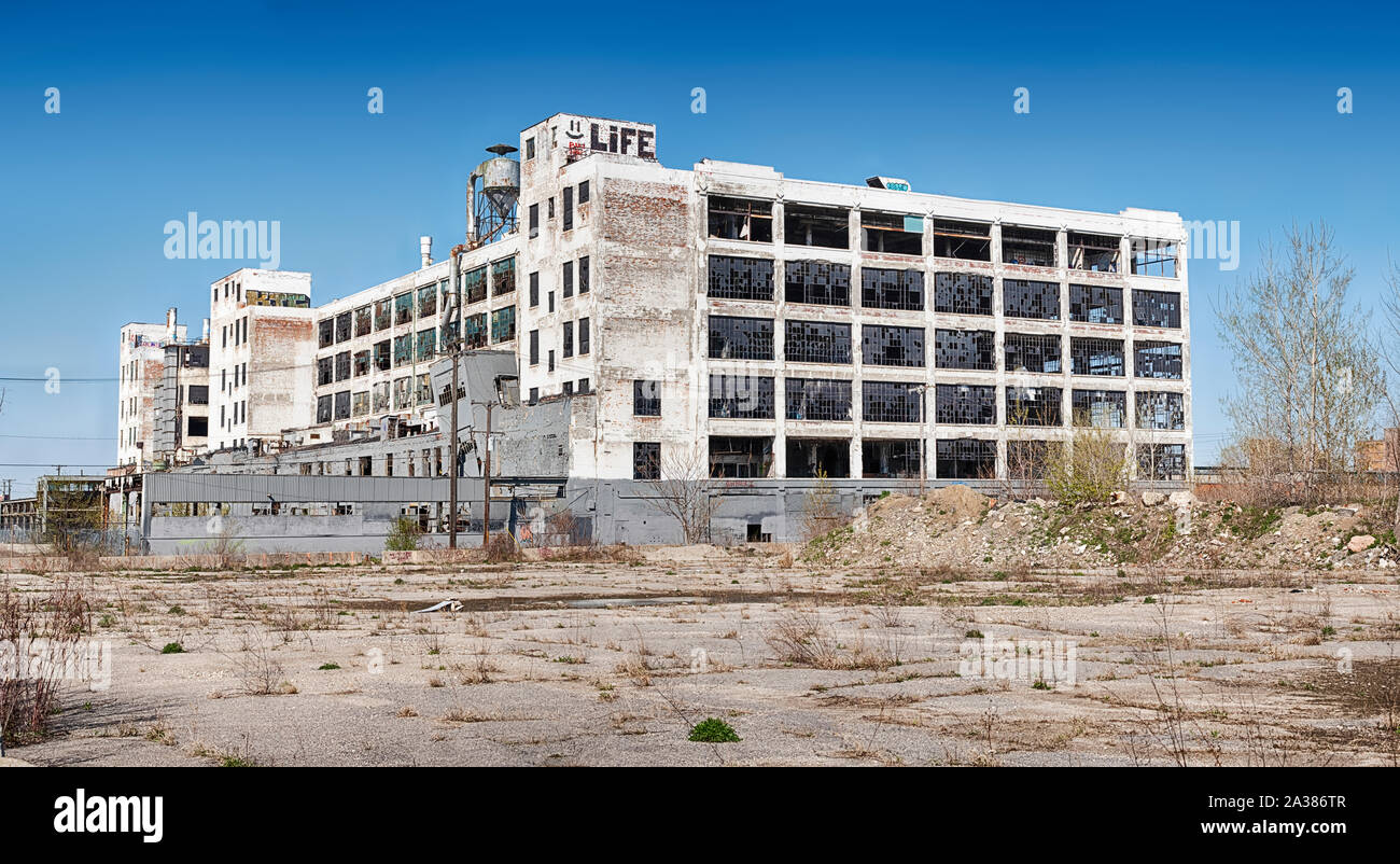 DETROIT, MICHIGAN - 28 avril 2019 : une vue panoramique de l'ancienne usine Fisher Body Works à Detroit comme vu à partir de l'un des anciens terrains de stationnement que sur Banque D'Images
