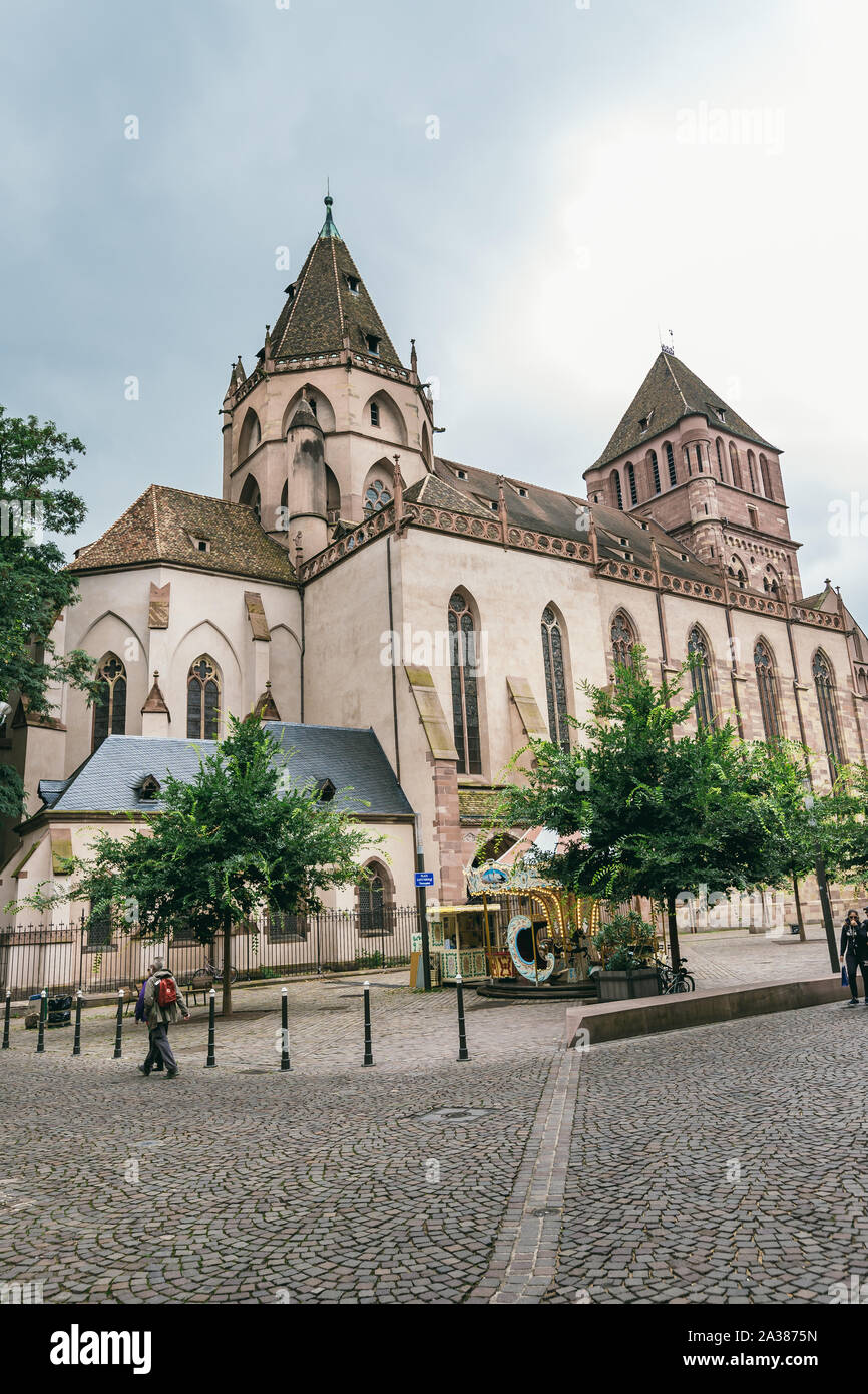 Strasbourg, France - le 26 juillet 2017. Vue sur la vieille église de Saint Thomas à Strasbourg Banque D'Images