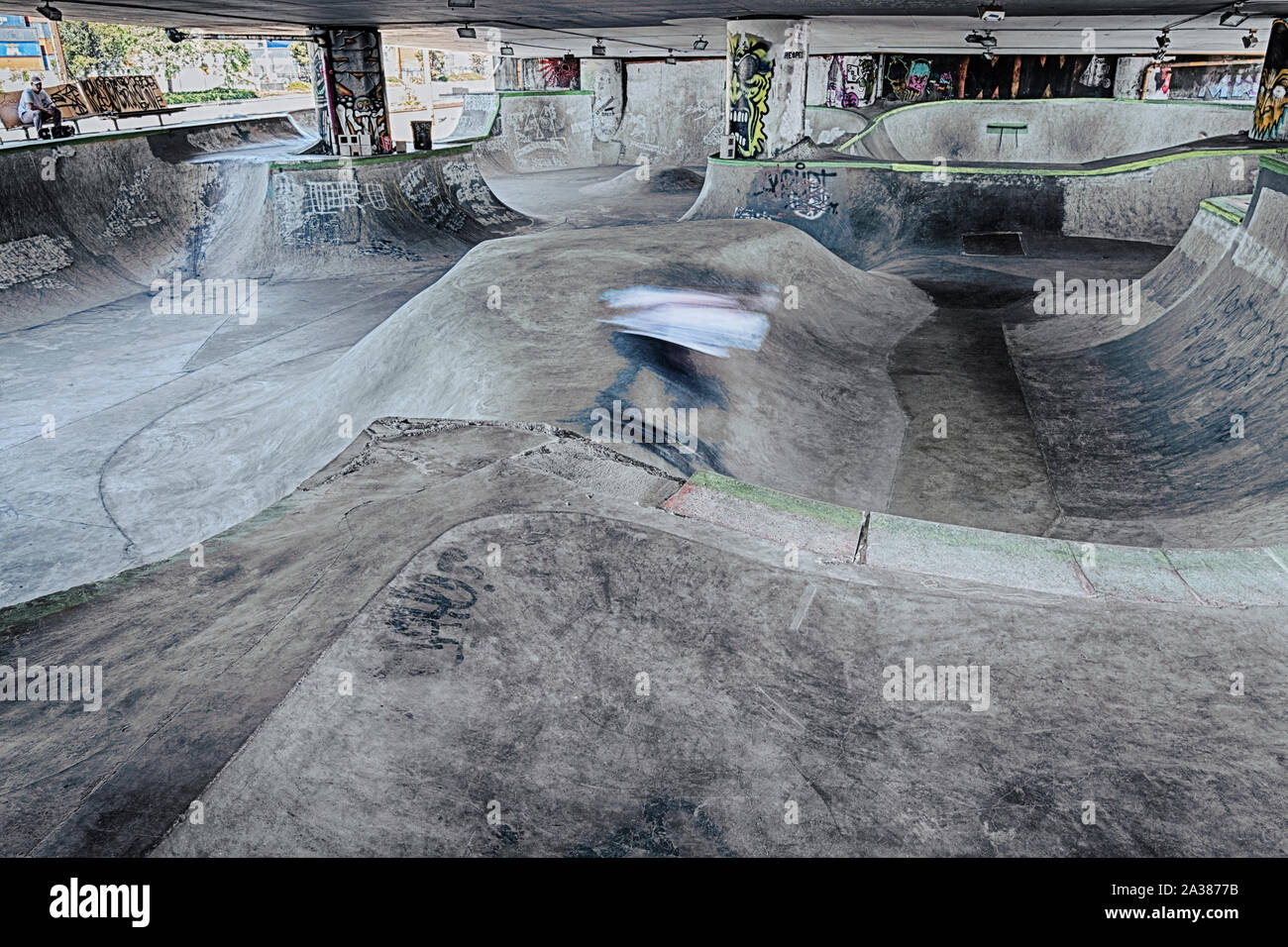 SEATTLE, États-unis - 30 juin 2019 : un skateur anonyme à travers les bols du Marginal Way Skatepark. Cet endroit est un point de repère Banque D'Images