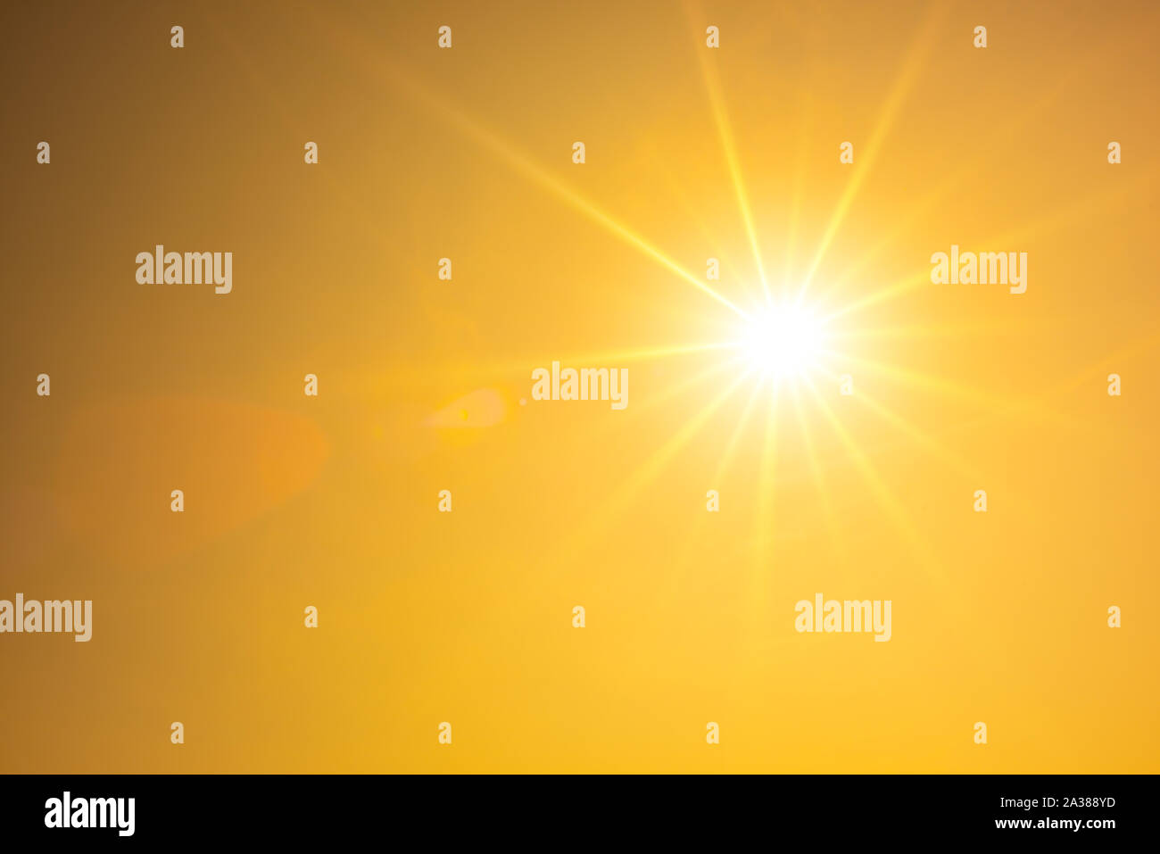 Arrière-plan de l'été, orange ciel avec soleil rougeoyant Banque D'Images