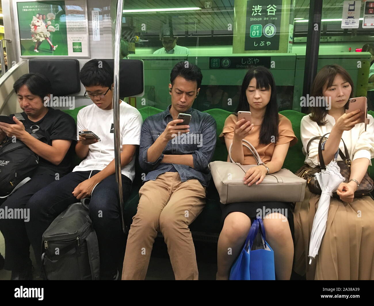 TOKYO METRO TOXICOMANIE SMARTPHONE Banque D'Images