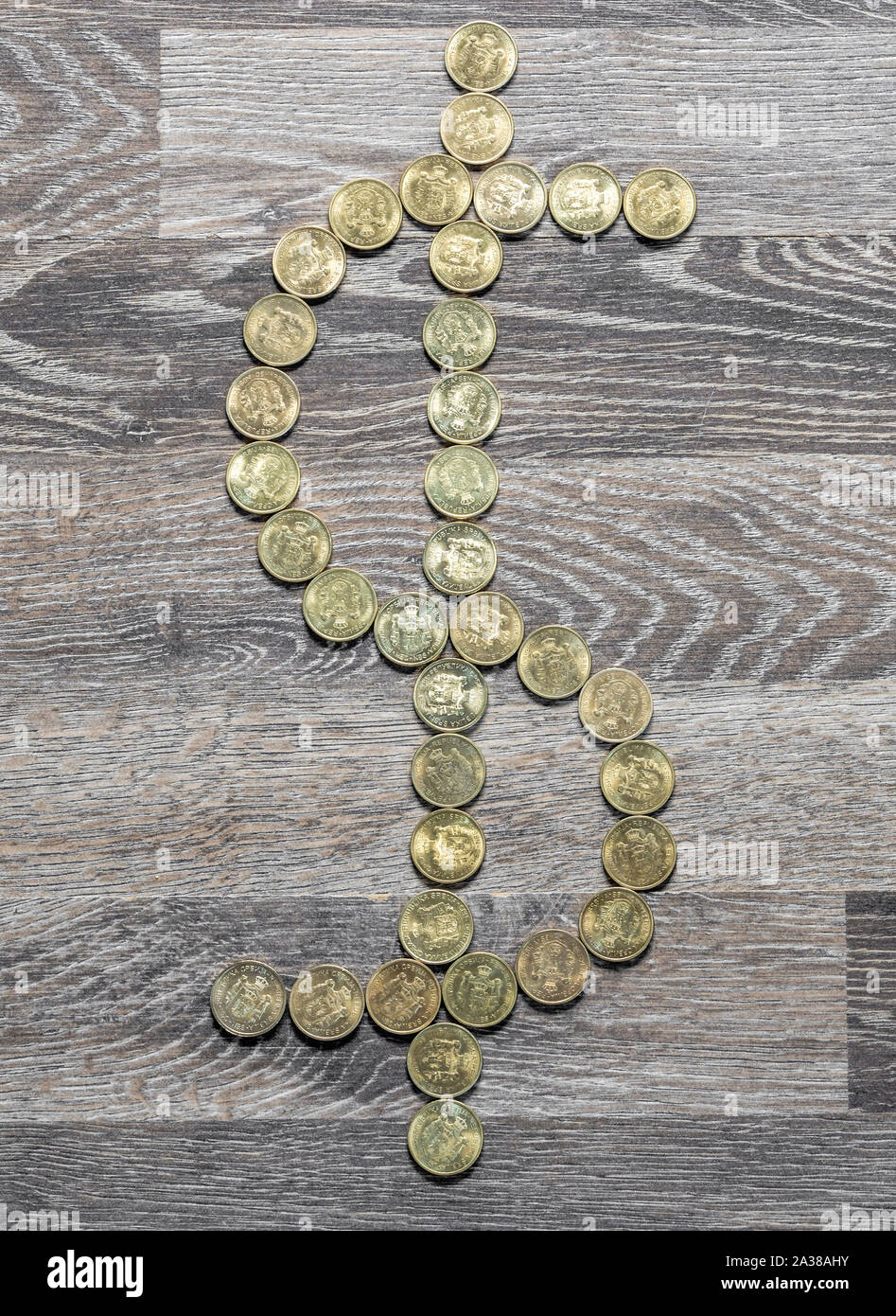 Signe du dollar en métal de pièces sur un fond de bois Banque D'Images