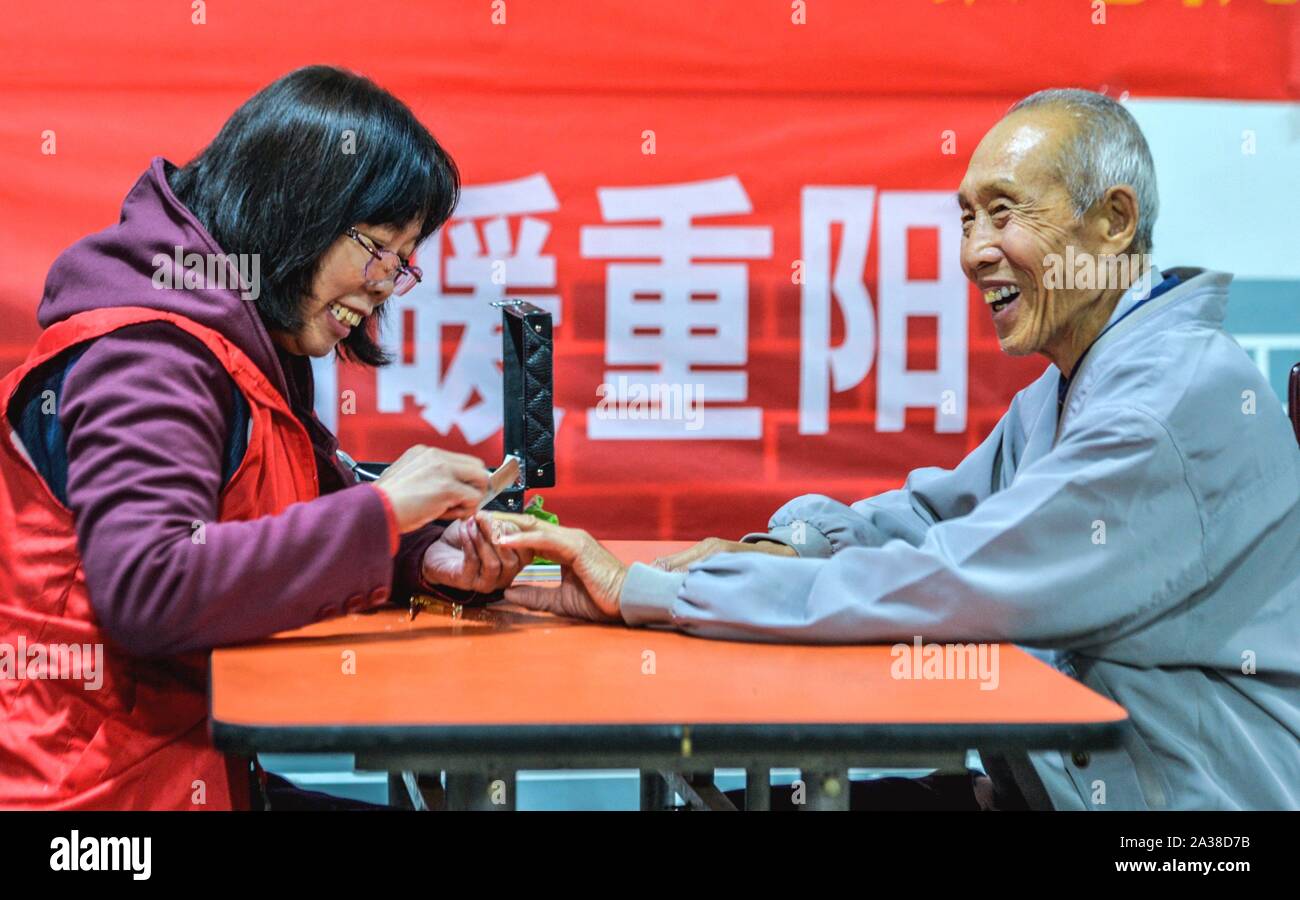 Shijiazhuang, Province de Hebei en Chine. 6 octobre, 2019. Un bénévole fournit des services de manucure pour un résident senior pour accueillir la prochaine Neuvième Double Festival, qui tombe le neuvième jour du neuvième mois lunaire ou le 7 octobre de cette année, dans une maison de retraite à Handan, Chine du Nord, Province de Hebei, 6 octobre 2019. Credit : Wang Xiao/Xinhua/Alamy Live News Banque D'Images