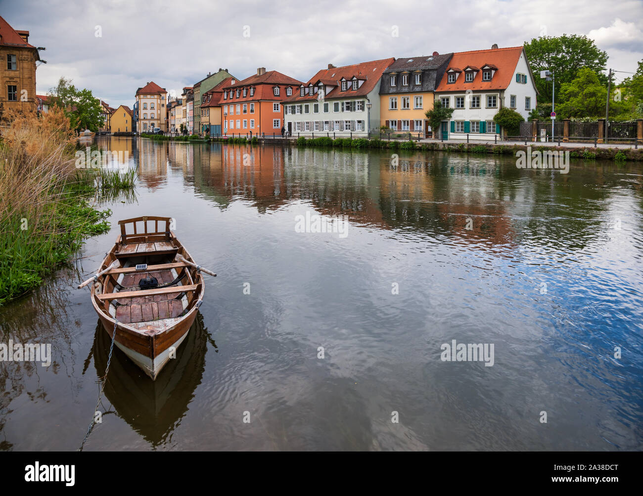 La ville de Bamberg avec les bâtiments au bord de l'eau à la rivière Regnitz, Bavière, Allemagne, Europe. Bamberg est l'un des plus populaires destinations de voyage à Germ Banque D'Images La ville de Bamberg avec les bâtiments au bord de l'eau à la rivière Regnitz, Bavière, Allemagne, Europe. Bamberg est l'un des plus populaires destinations de voyage à Germ Banque D'Images