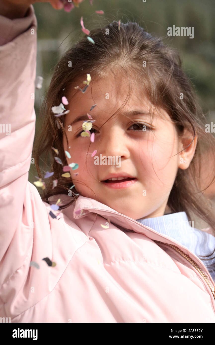 Portrait of a Girl throwing confetti dans l'air Banque D'Images