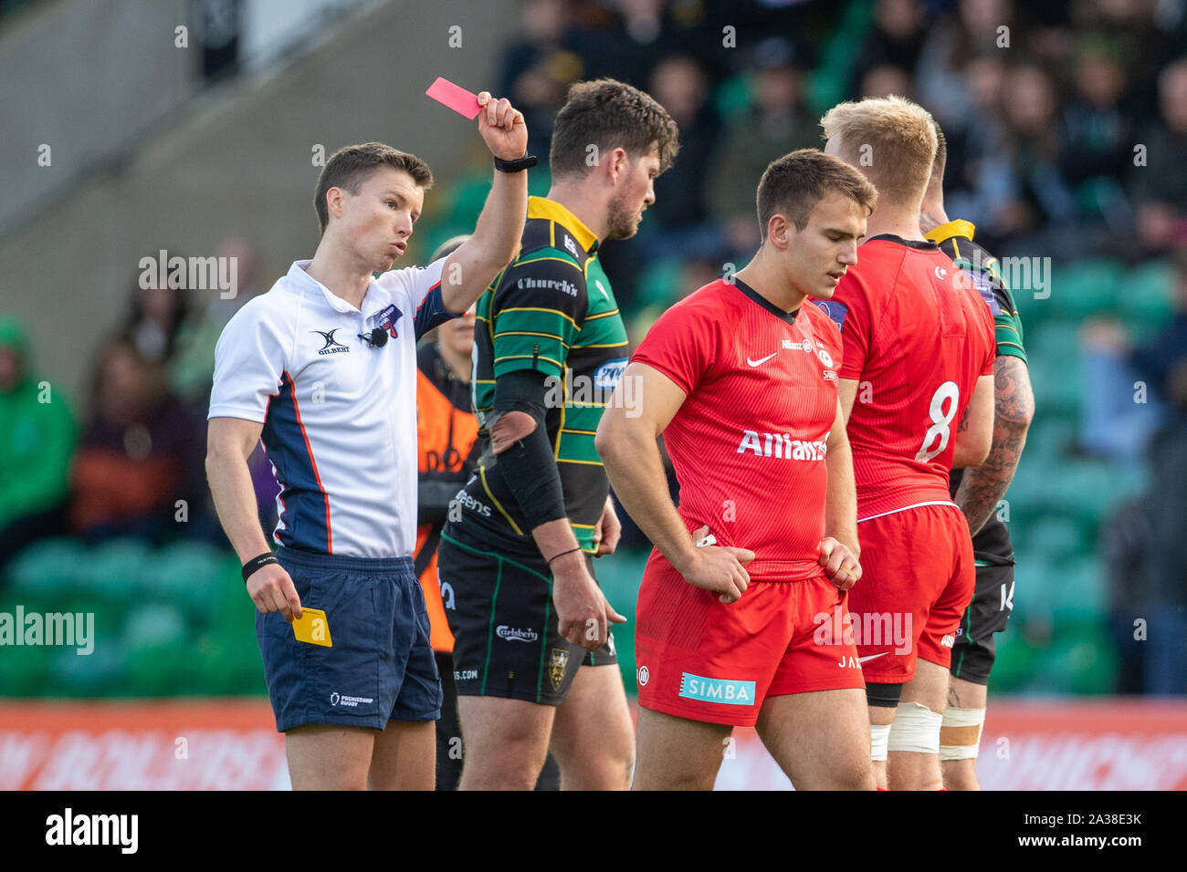 Saracens' Charlie Watson est montré un carton rouge par l'arbitre Craig  Maxwell-Keys au cours de la Premiership Rugby Cup Round 3 match à  Franklin's Gardens, Northampton Photo Stock - Alamy