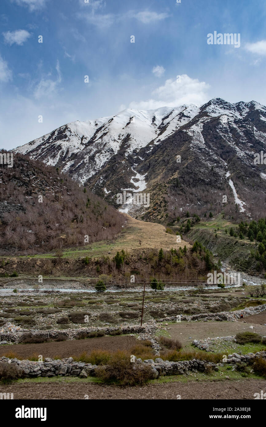 Ruisseau glaciaire au Kinnaur Kailash qui rejoint la rivière Baspa. Banque D'Images