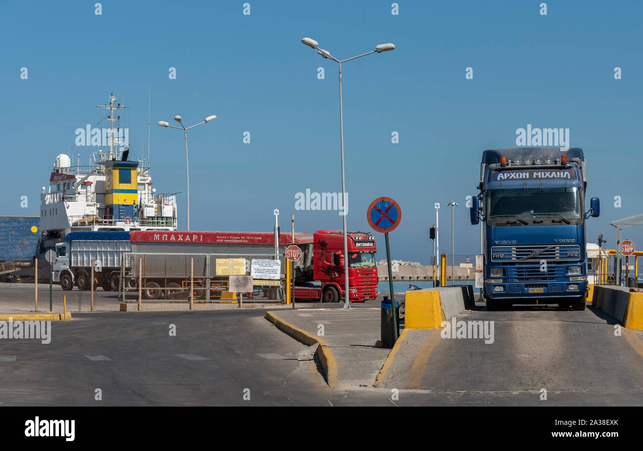 Rethymno, Crète, Grèce. Septembre 2019. Les camions entrant et sortant du port de Rethymno, Crète, à l'aide de la bascule pour un contrôle du poids avant et Banque D'Images