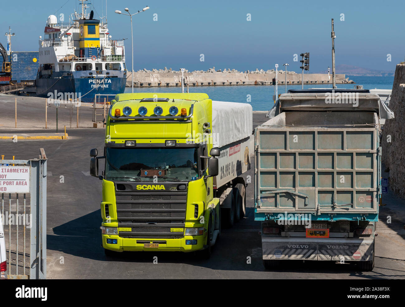 Rethymno, Crète, Grèce. Septembre 2019. Les camions entrant et sortant du port de Rethymno, Crète, à l'aide de la bascule pour un contrôle du poids avant et Banque D'Images