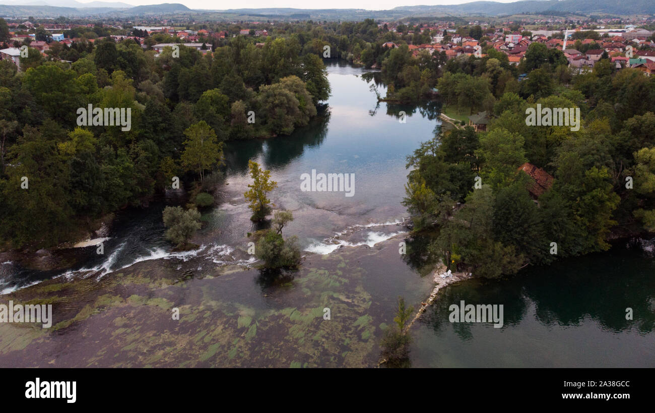 Vue aérienne de la rivière Una et ville de Bihac, Bosanska Krajina, Bosnie et Herzégovine Banque D'Images