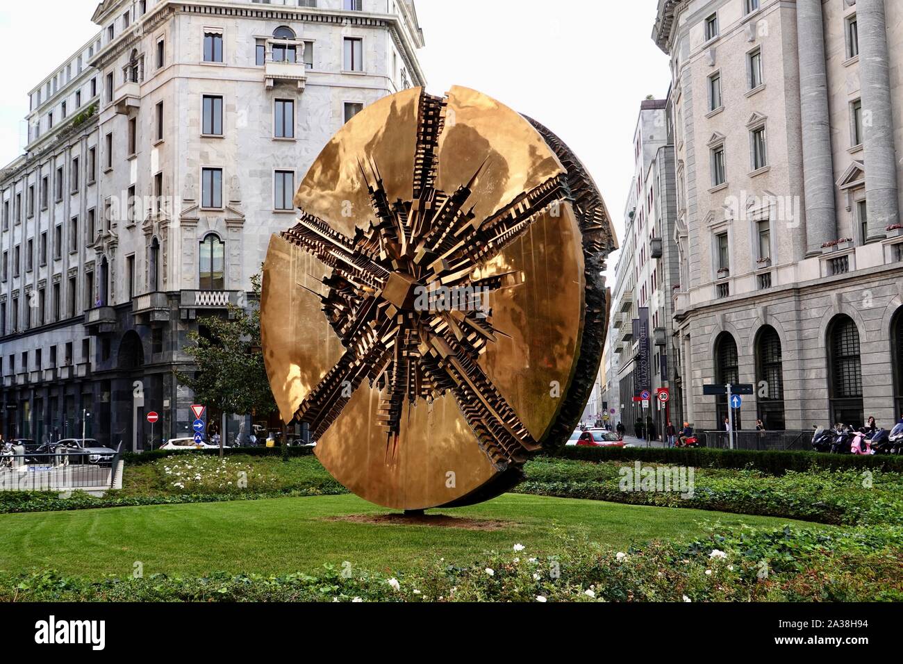 Discothèque di Arnaldo Pomodoro sur la Piazza Filippo Meda, Milan, Italie. Banque D'Images