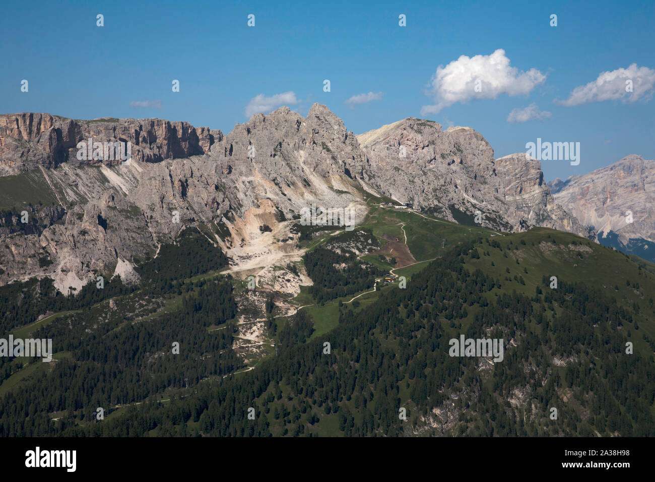 Grand CIR SAS Ciampac Mont de Saura le Sassonggher qui s'élève au-dessus de la Passo Gardena et Dantercepies les Dolomites de Val Gardena du Tyrol du Sud de l'Italie Banque D'Images