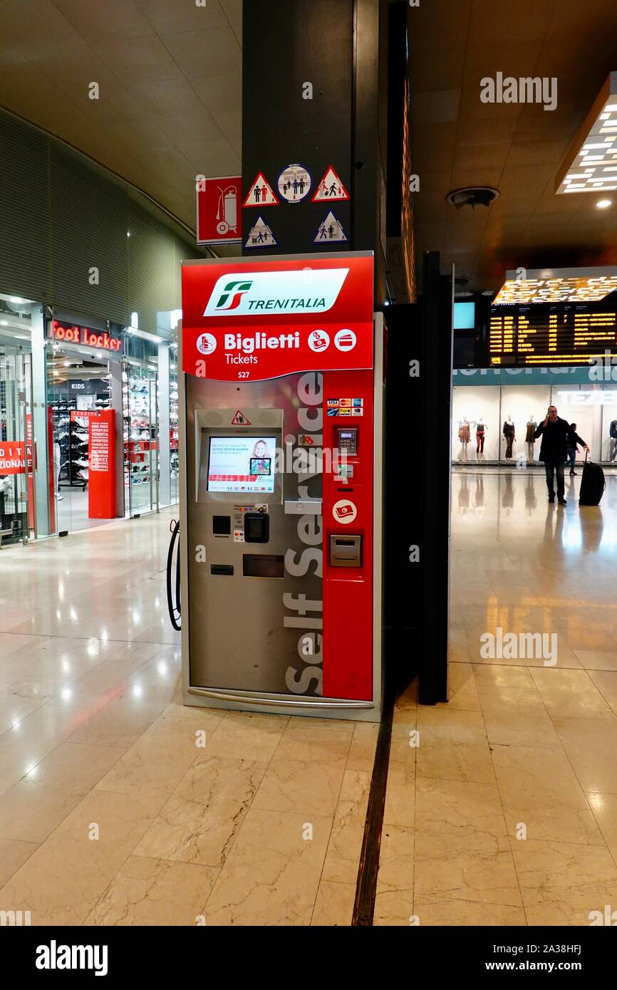 Auto-service automatisé, machine à billets de train Trinitalia à la gare de Milano  Porta Garibaldi, Milan, Italie Photo Stock - Alamy