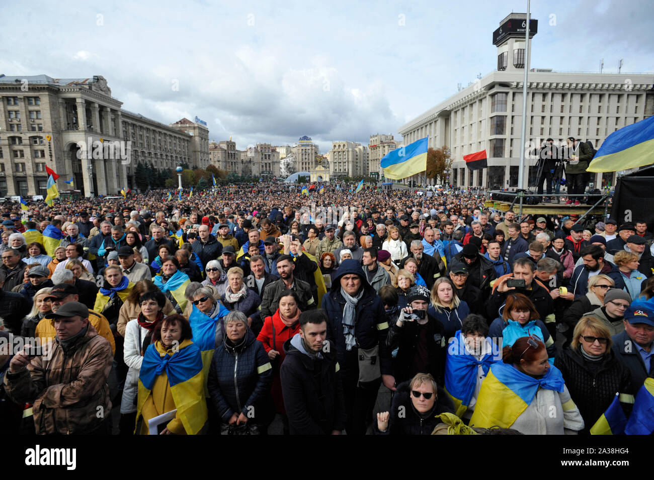 Les manifestants se rassemblent à la place de l'indépendance au cours de la manifestation de protestation contre les manifestants.la signature de ce qu'on appelle la formule de M. Steinmeier, qui prévoit un statut spécial pour les territoires séparatistes de la Russie dans l'Est de l'Ukraine. Banque D'Images