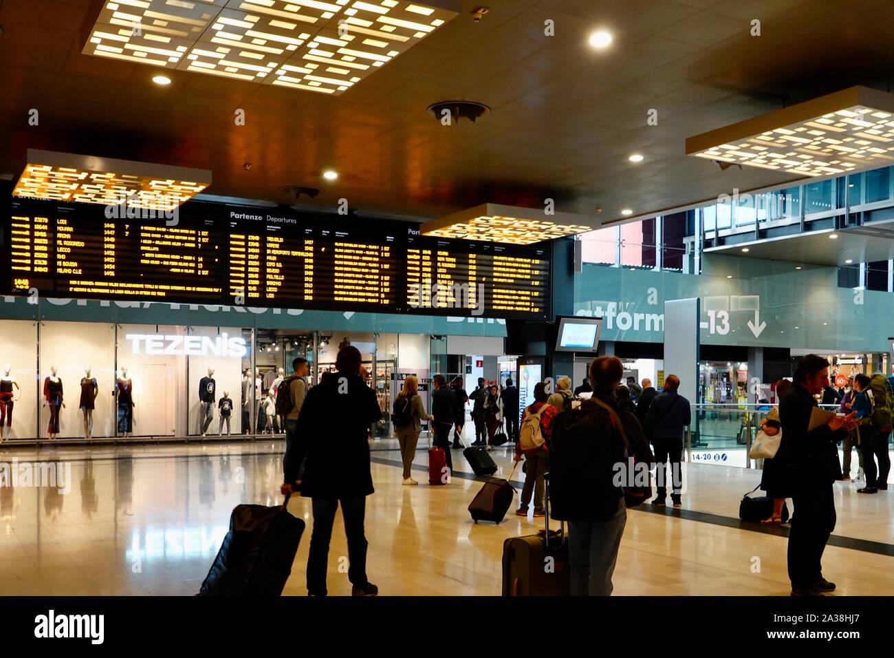 Les voyageurs à la recherche à l'horaire des trains, la gare de Porta Garibaldi de Milan, Milan, Italie. Banque D'Images