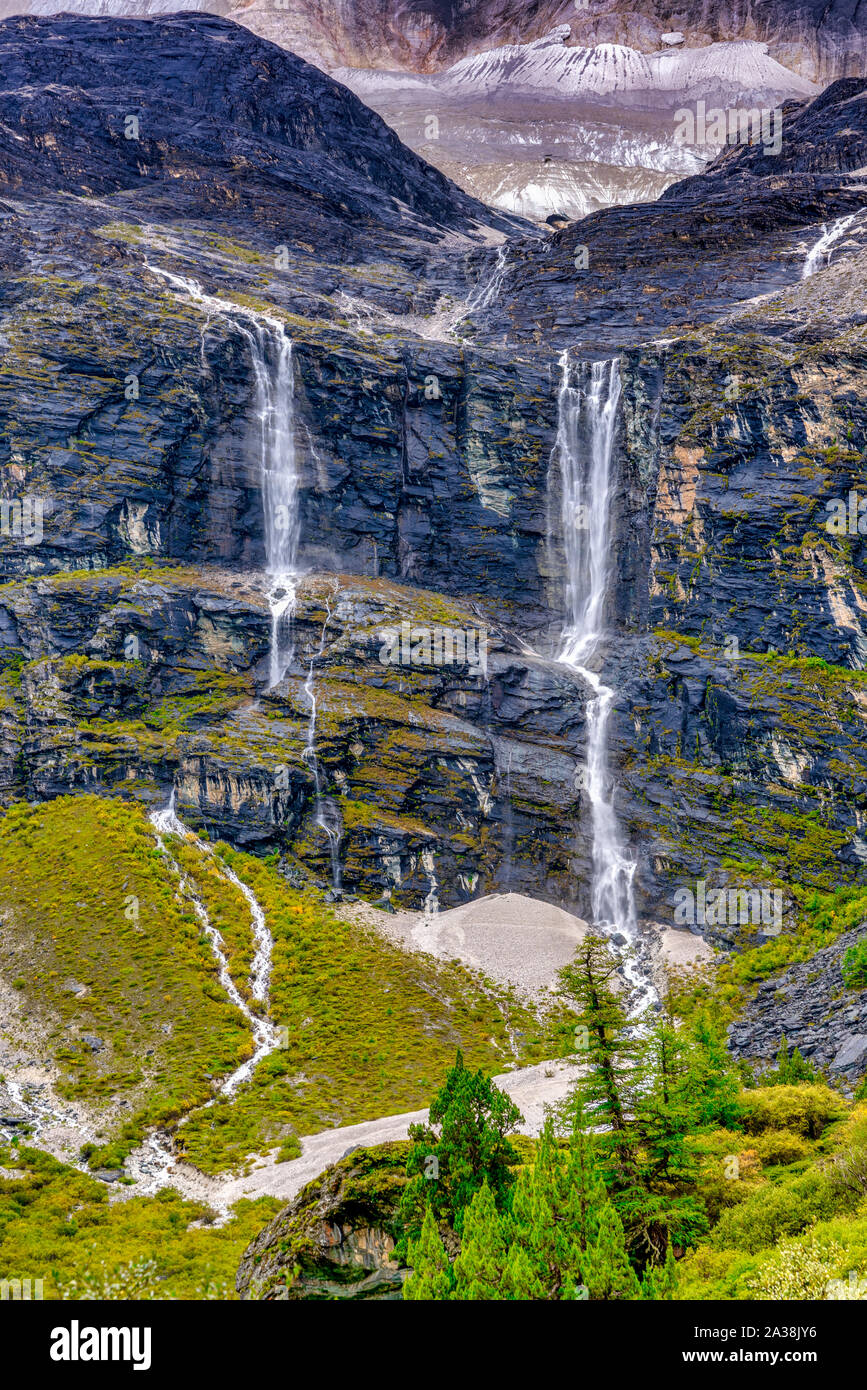 Des cascades et des montagnes dans la réserve naturelle de Yading, Chine Banque D'Images